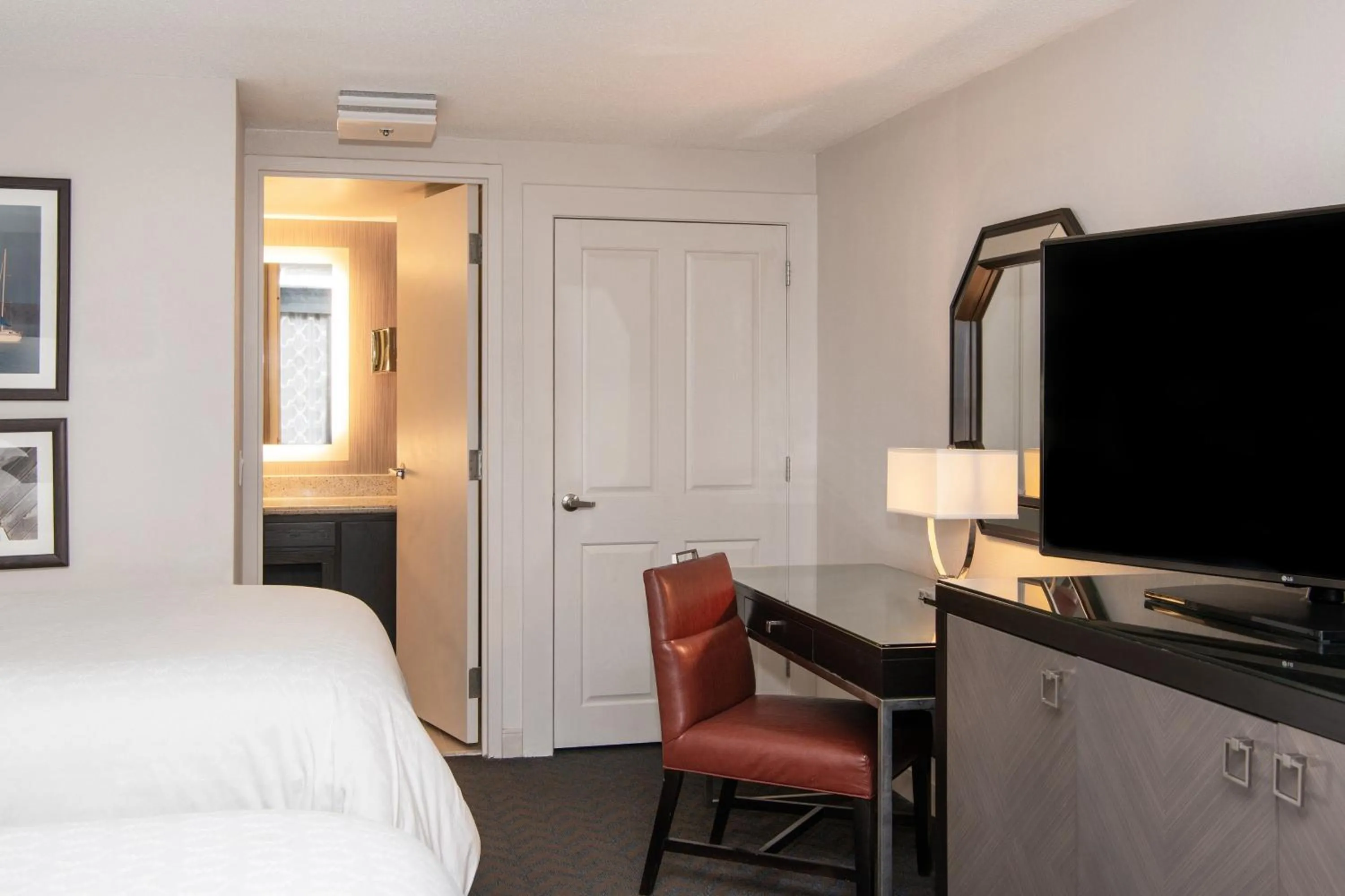 Swimming pool, Bed in Sheraton Minneapolis West Hotel