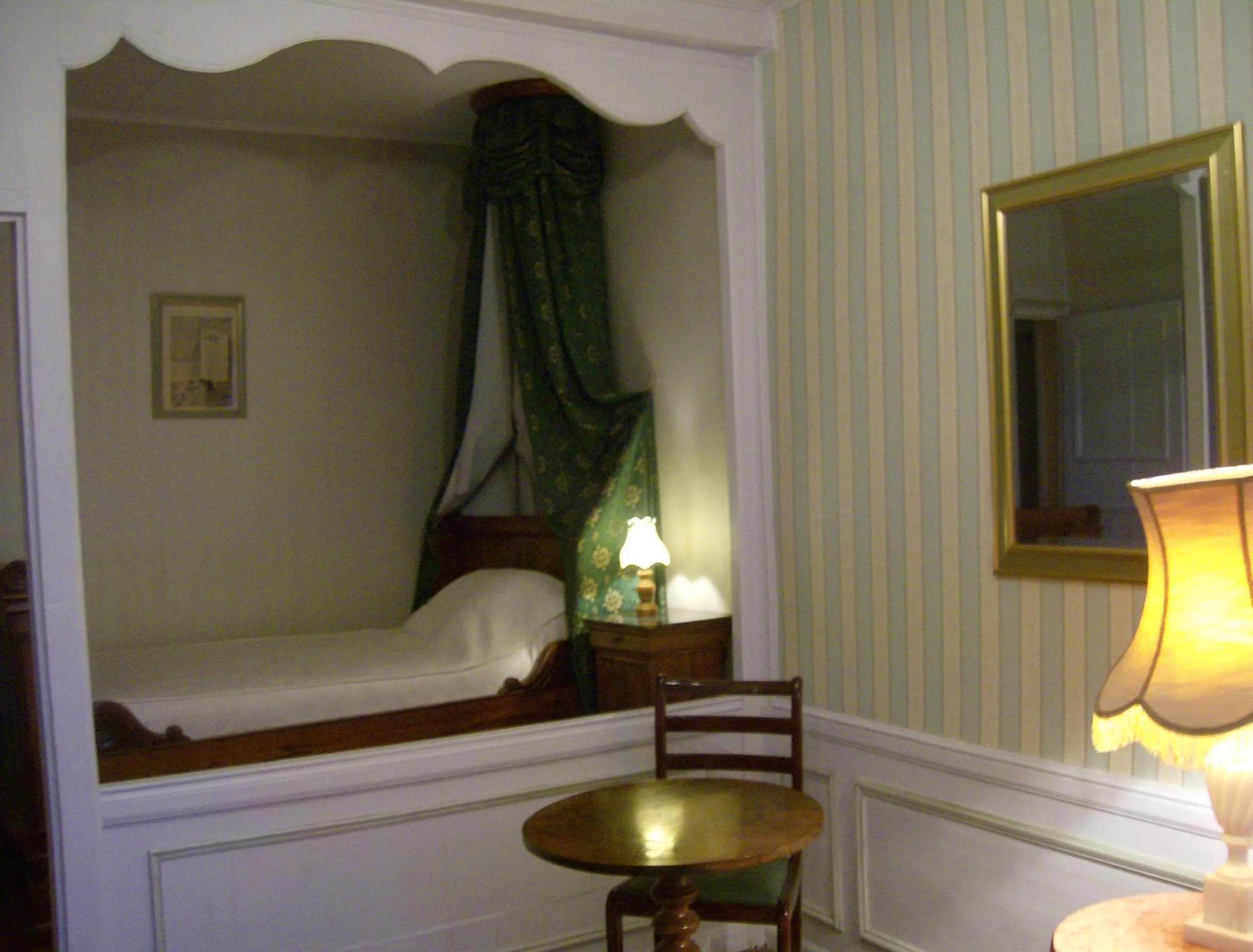 Bedroom, Bed in Le Chateau de Prauthoy