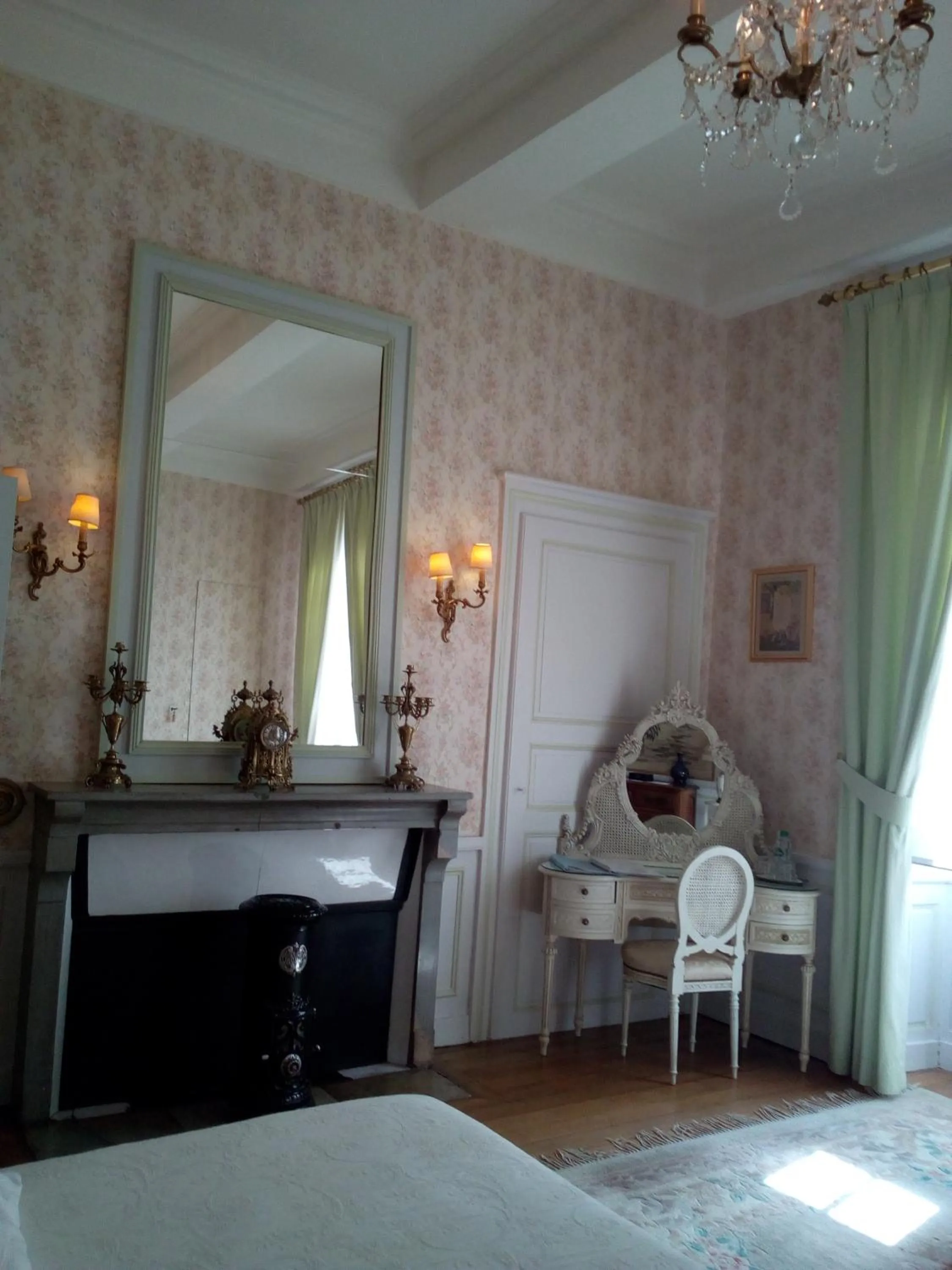 Photo of the whole room, Bed in Le Chateau de Prauthoy
