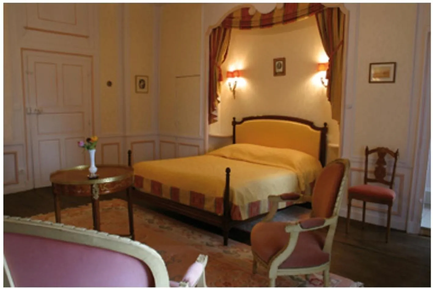Photo of the whole room, Bed in Le Chateau de Prauthoy
