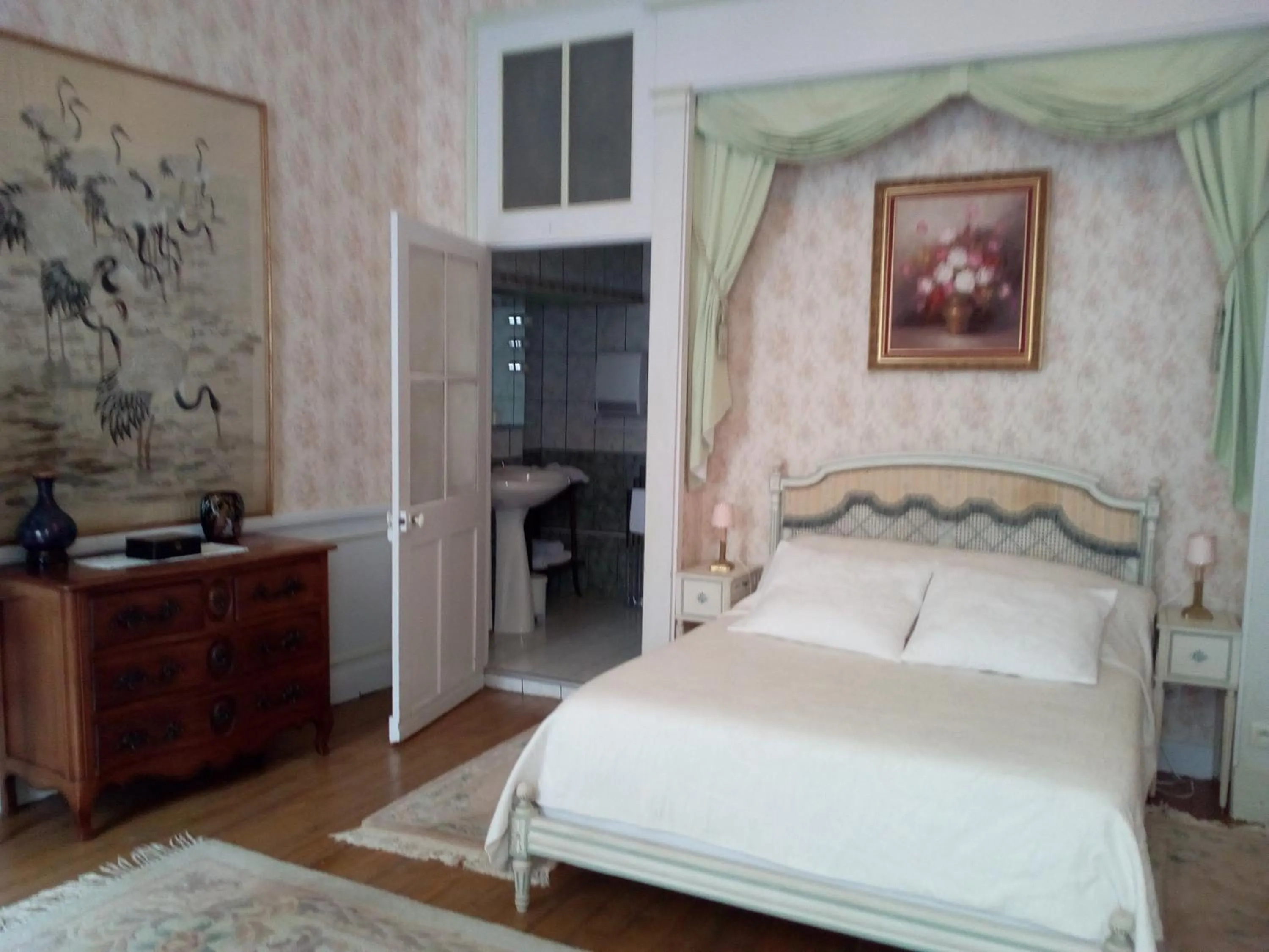 Photo of the whole room, Bed in Le Chateau de Prauthoy
