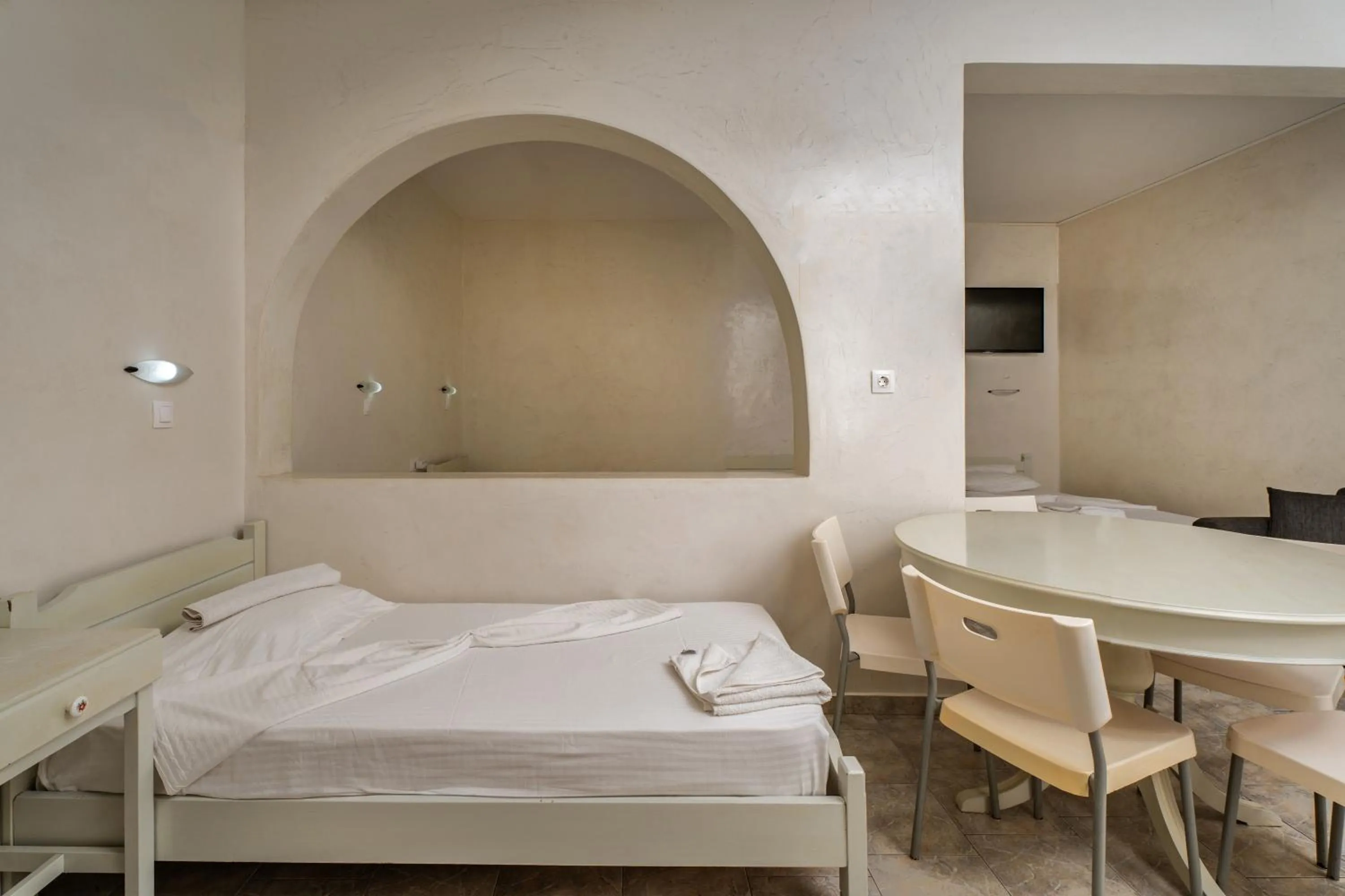 Bedroom, Bed in Sunrise Hotel