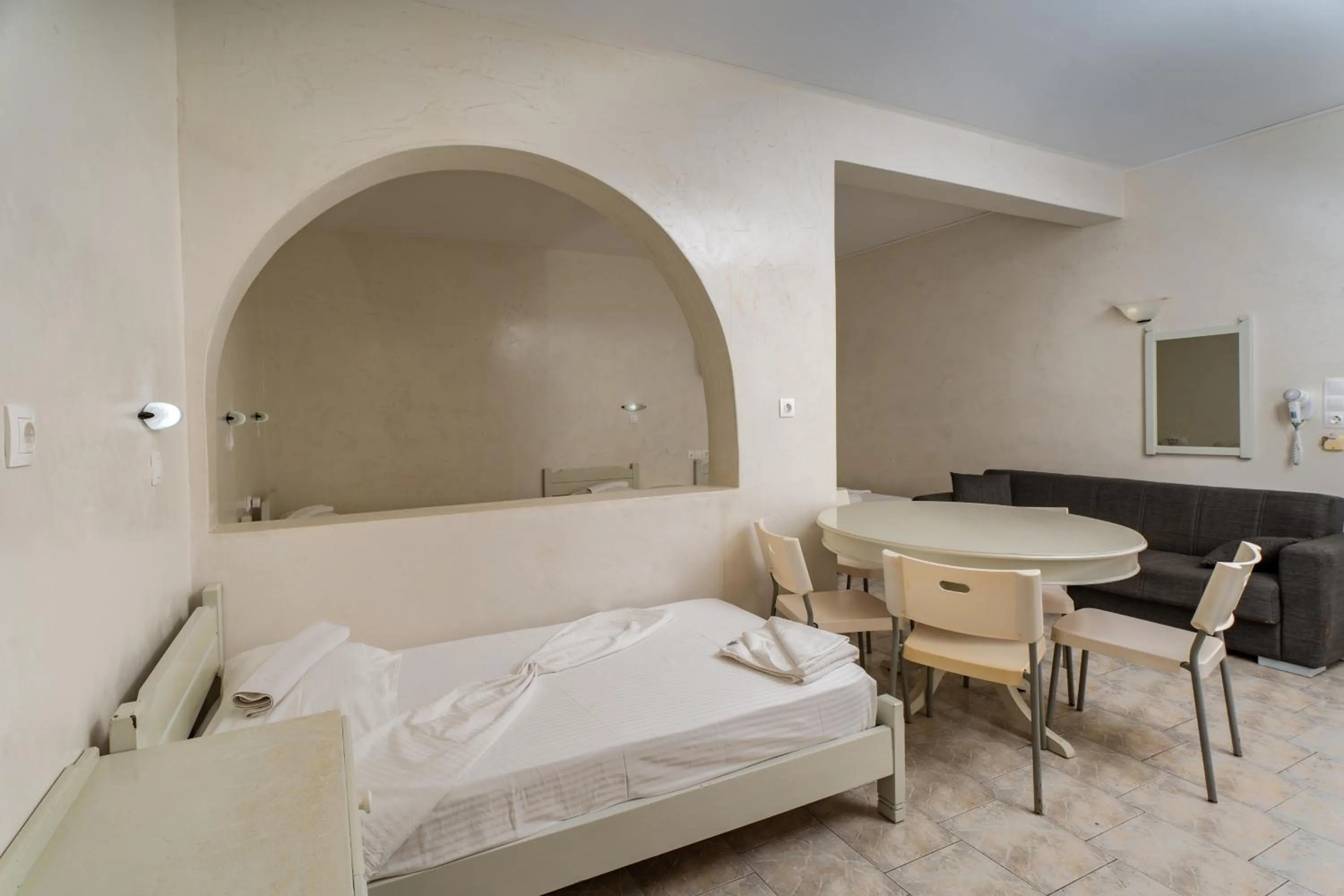 Bedroom, Bed in Sunrise Hotel