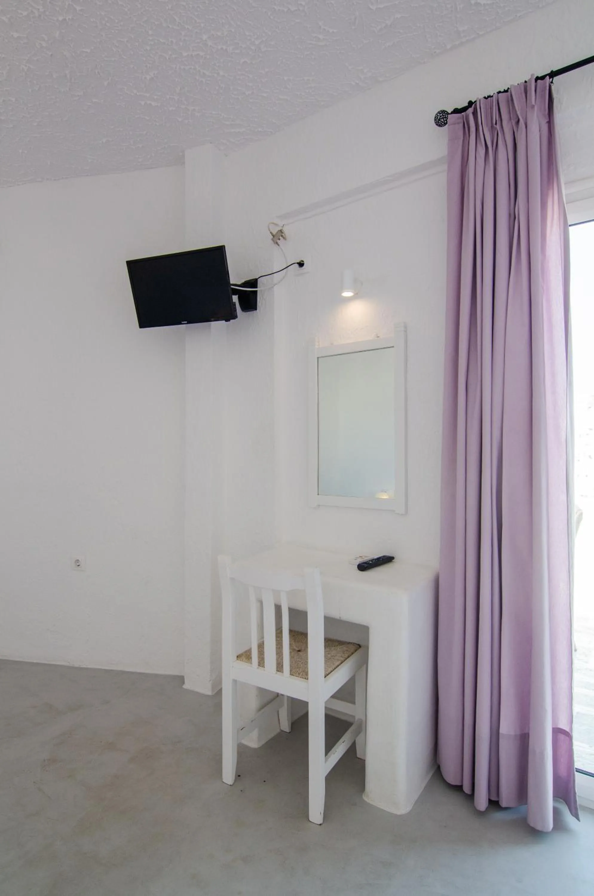 TV and multimedia in Sunrise Hotel