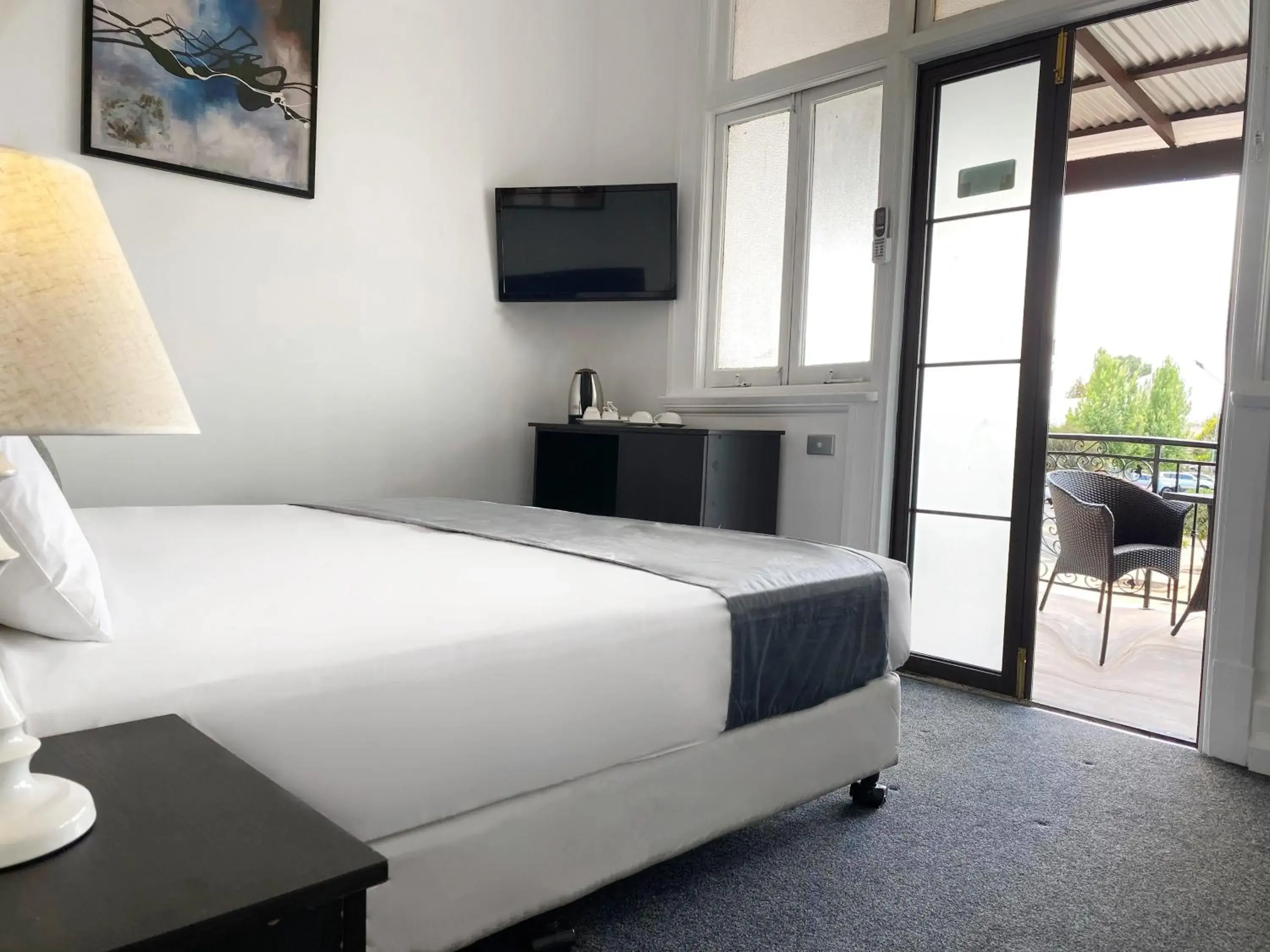 Triple Room with Balcony in Commercial Motel Triple Room with Balcony in Commercial Motel
