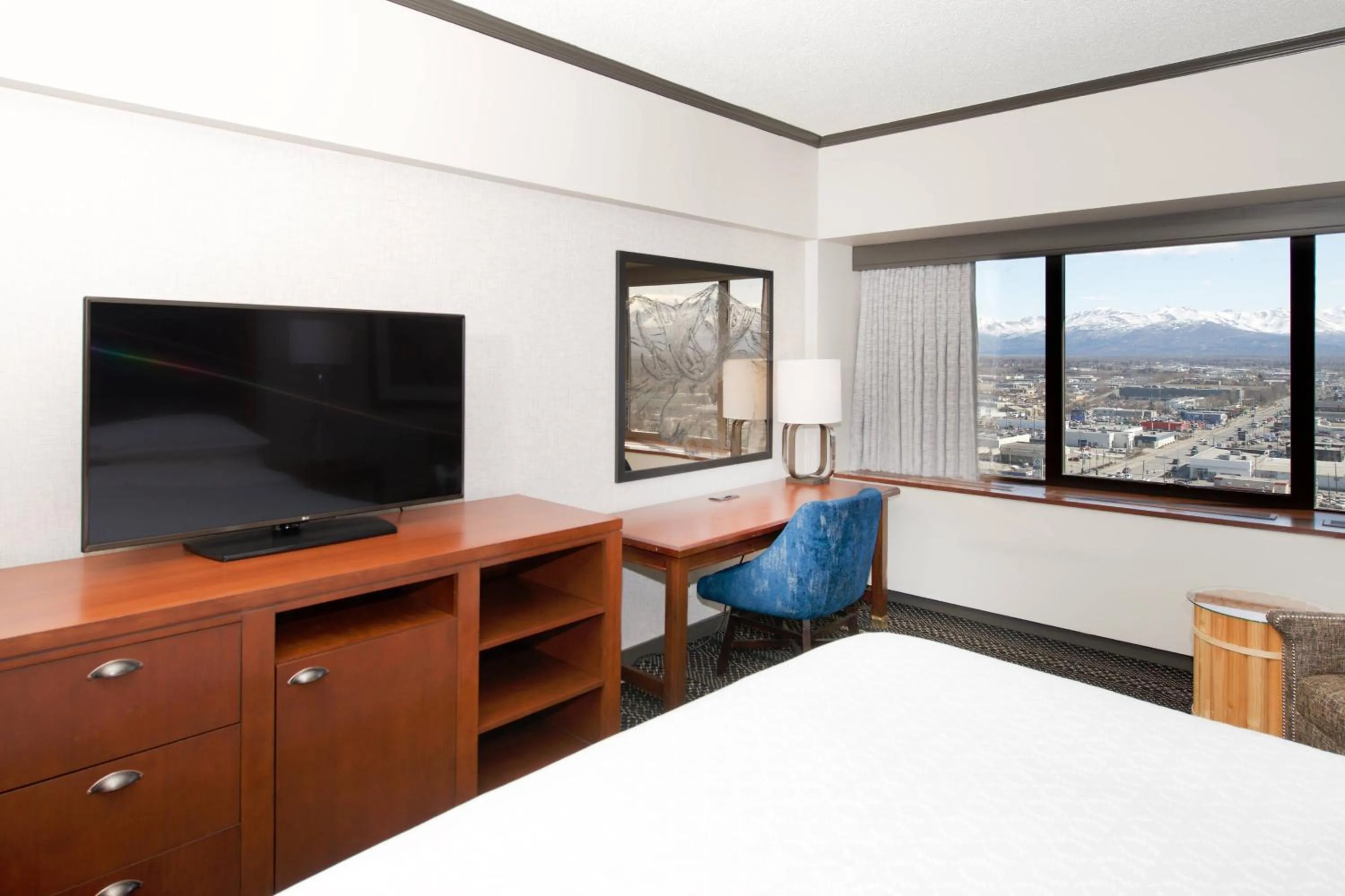 Photo of the whole room, Bed in Sheraton Anchorage Hotel