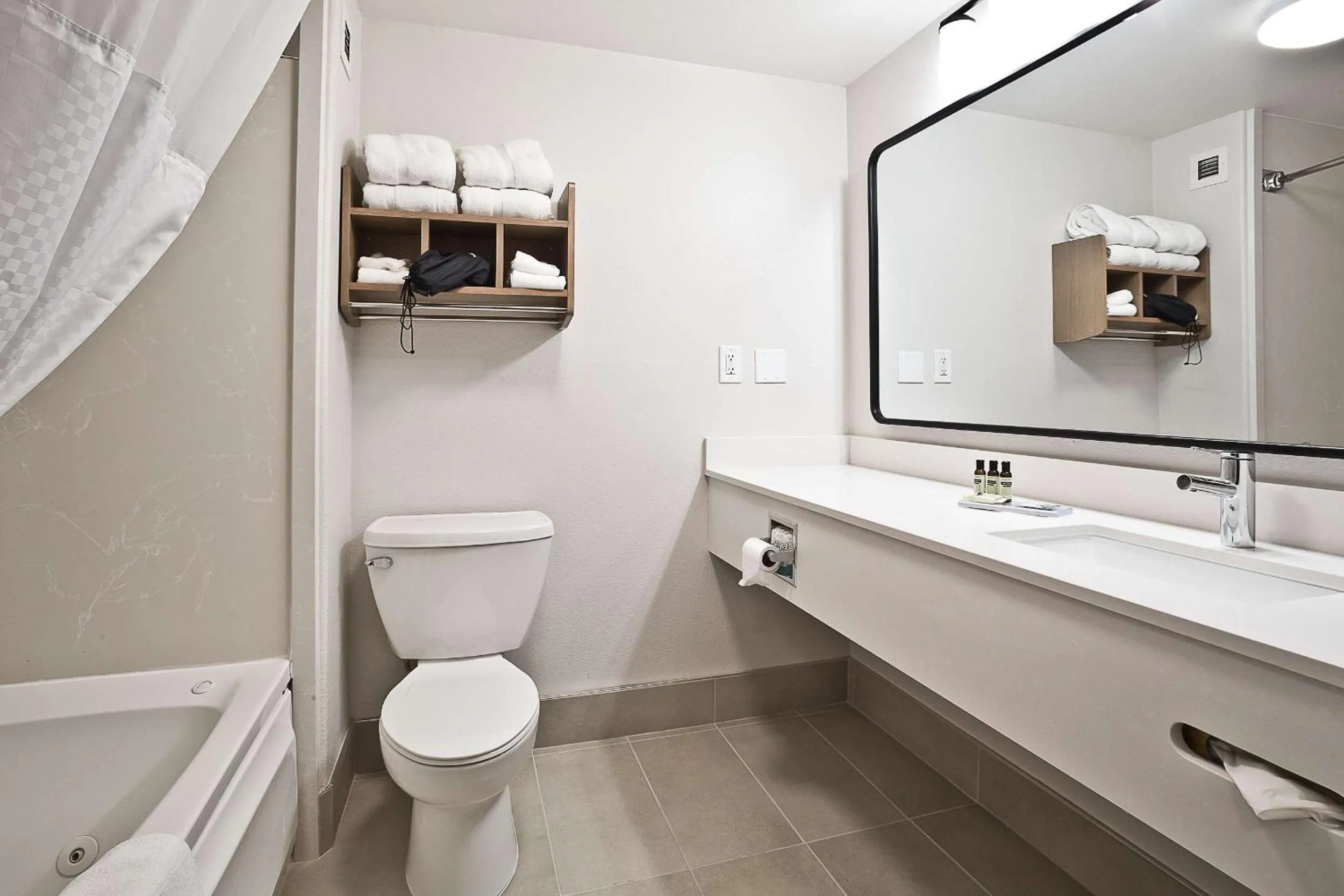 Bathroom in Hawthorn Suites by Wyndham-Oakland/Alameda