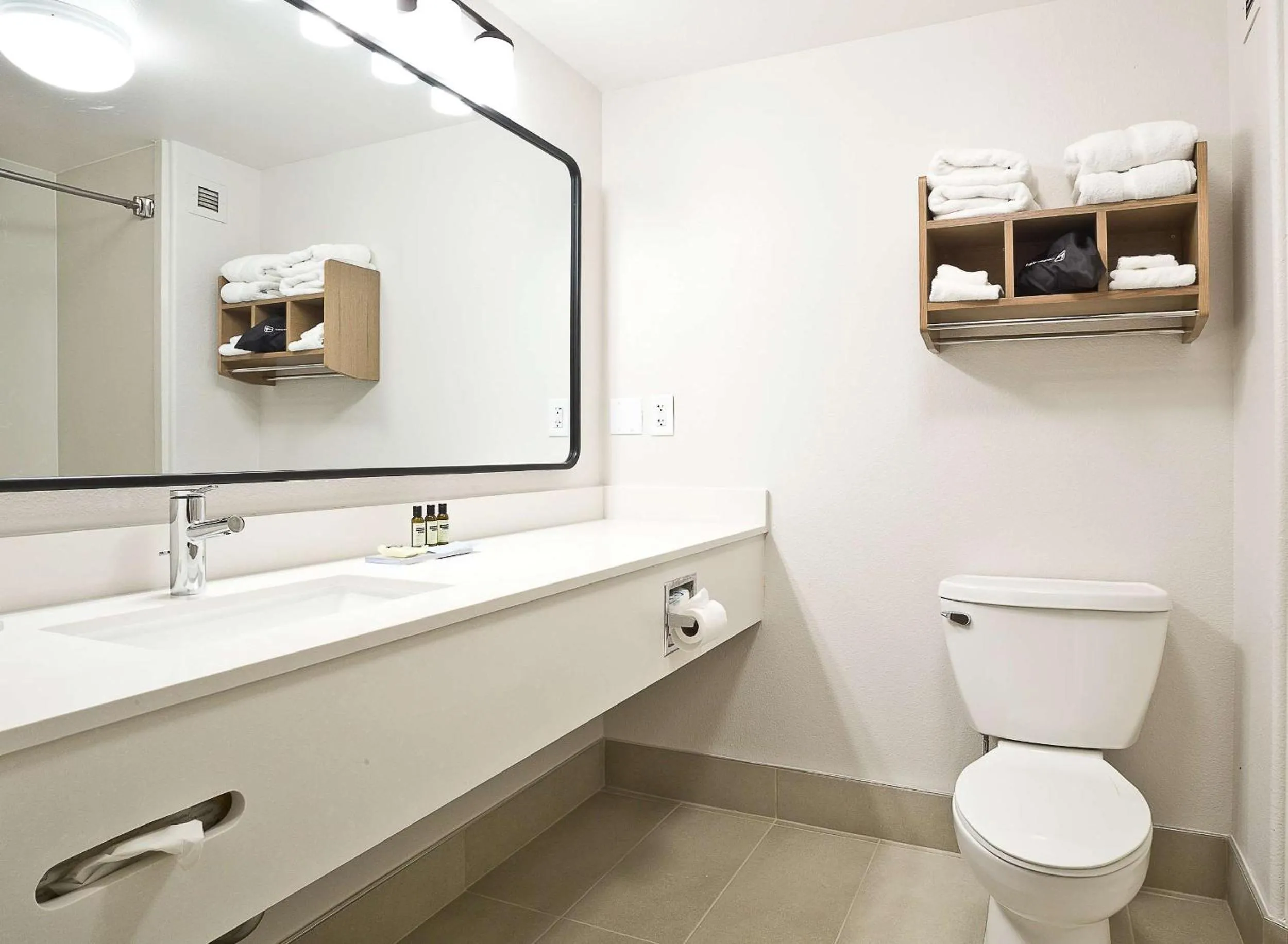 Bathroom in Hawthorn Suites by Wyndham-Oakland/Alameda