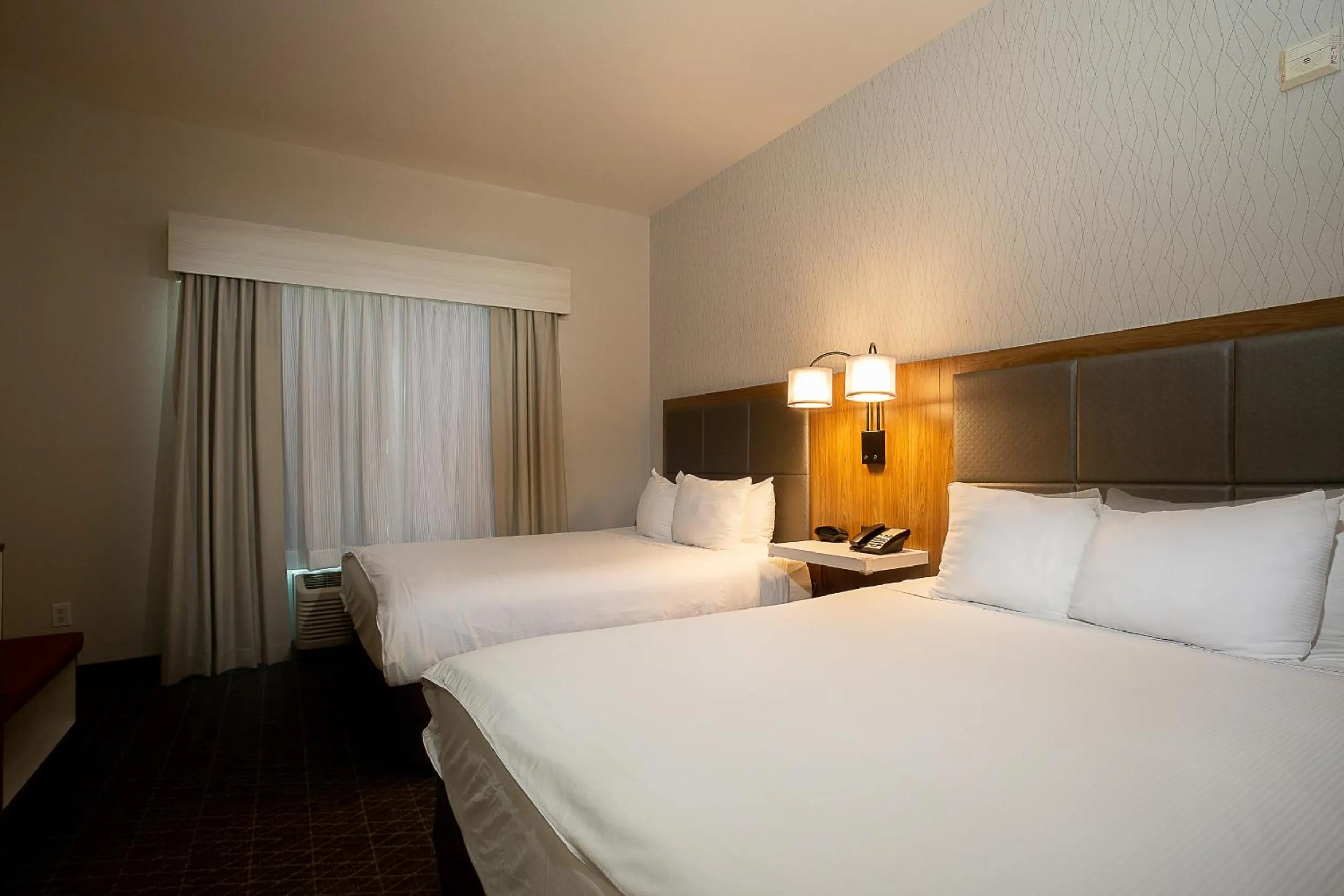 Bed in Hawthorn Suites by Wyndham-Oakland/Alameda