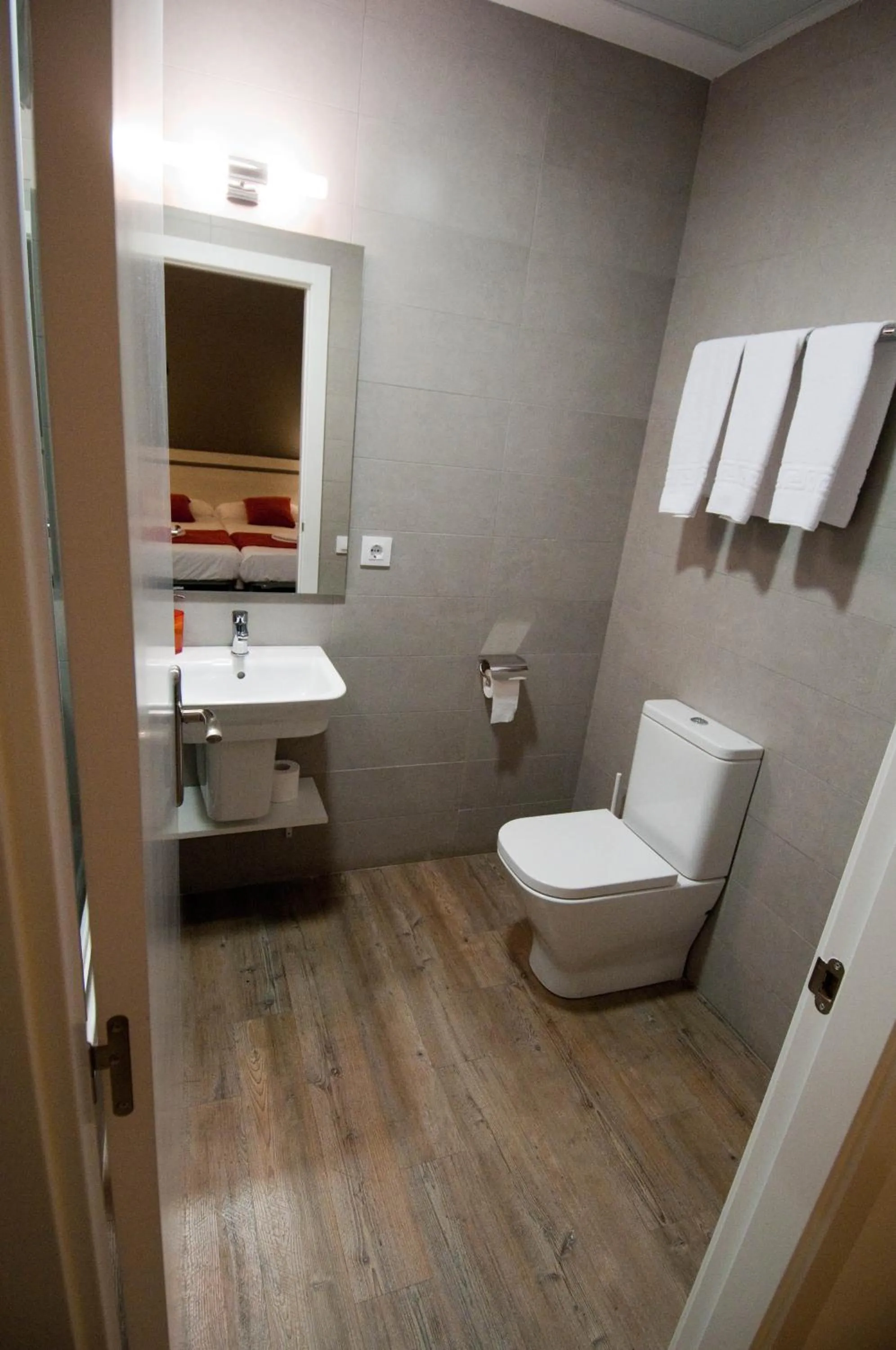 Bathroom in Hostal Live Barcelona