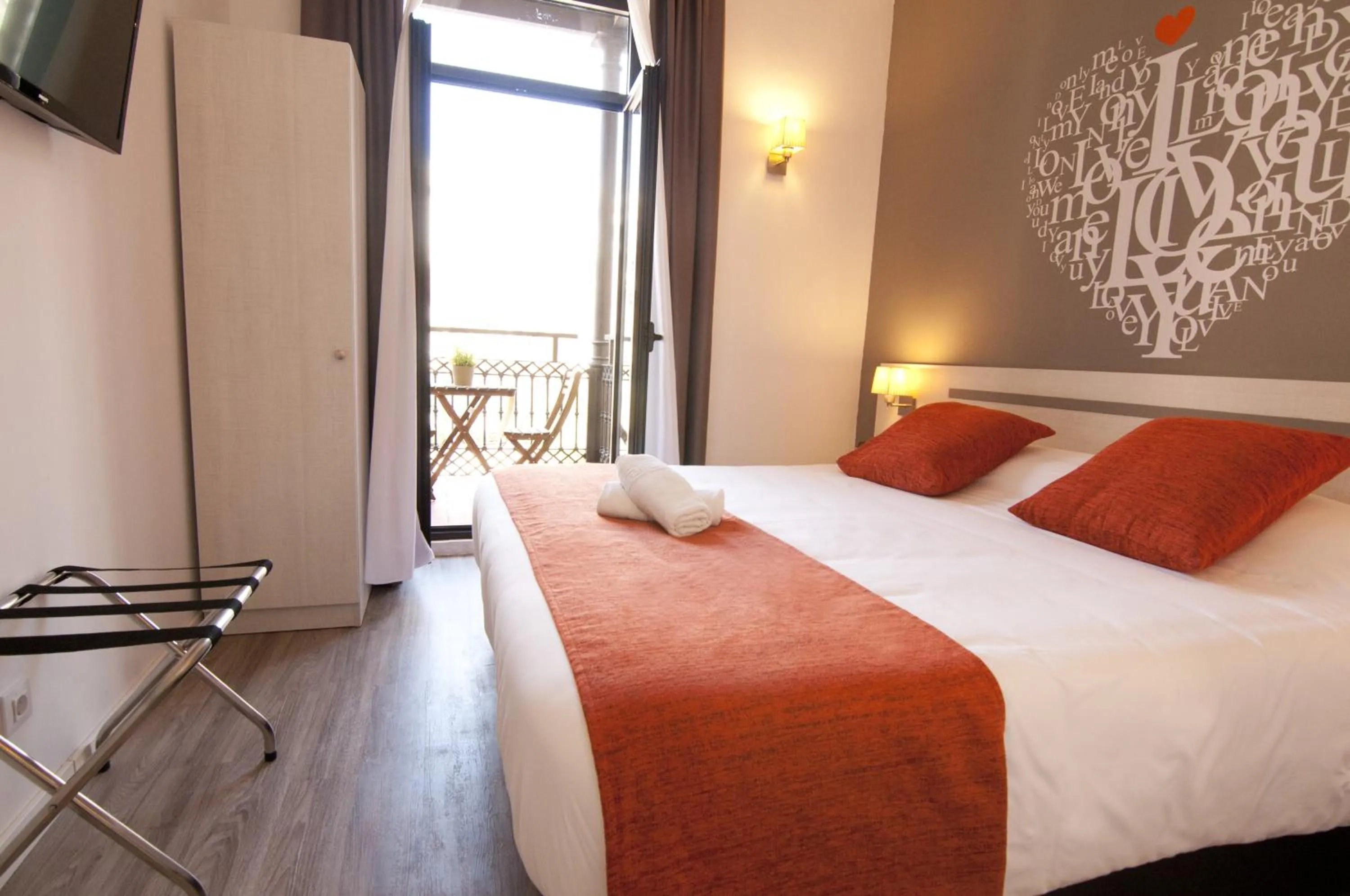 Balcony/Terrace, Bed in Hostal Live Barcelona