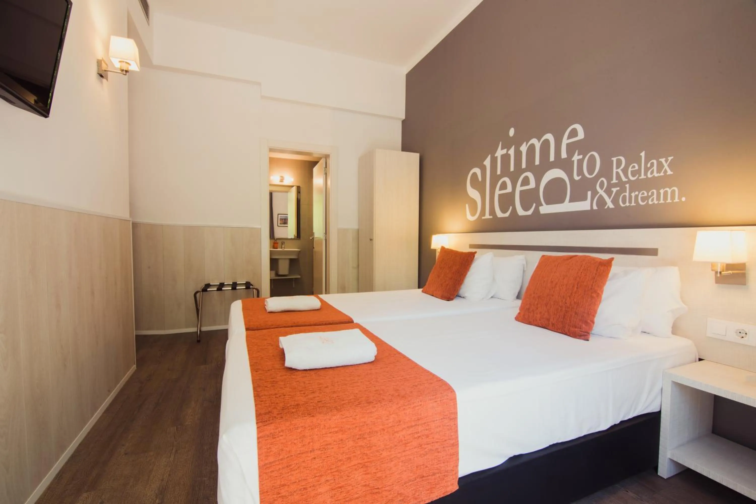 Bedroom, Bed in Hostal Live Barcelona