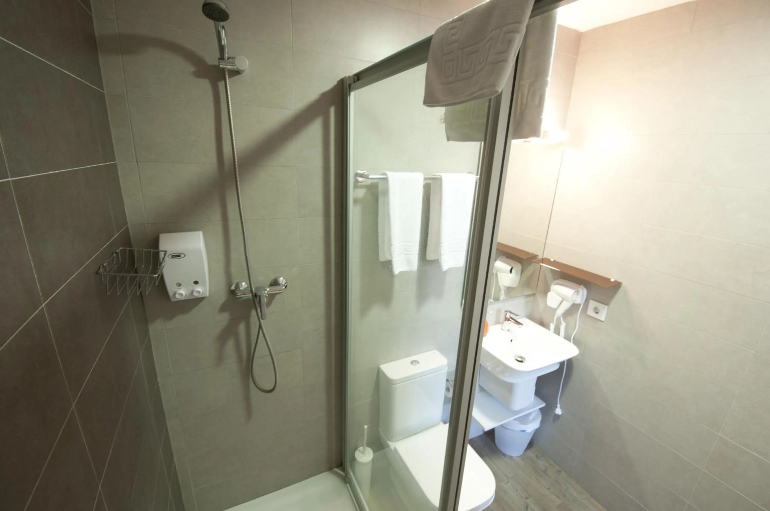 Shower in Hostal Live Barcelona