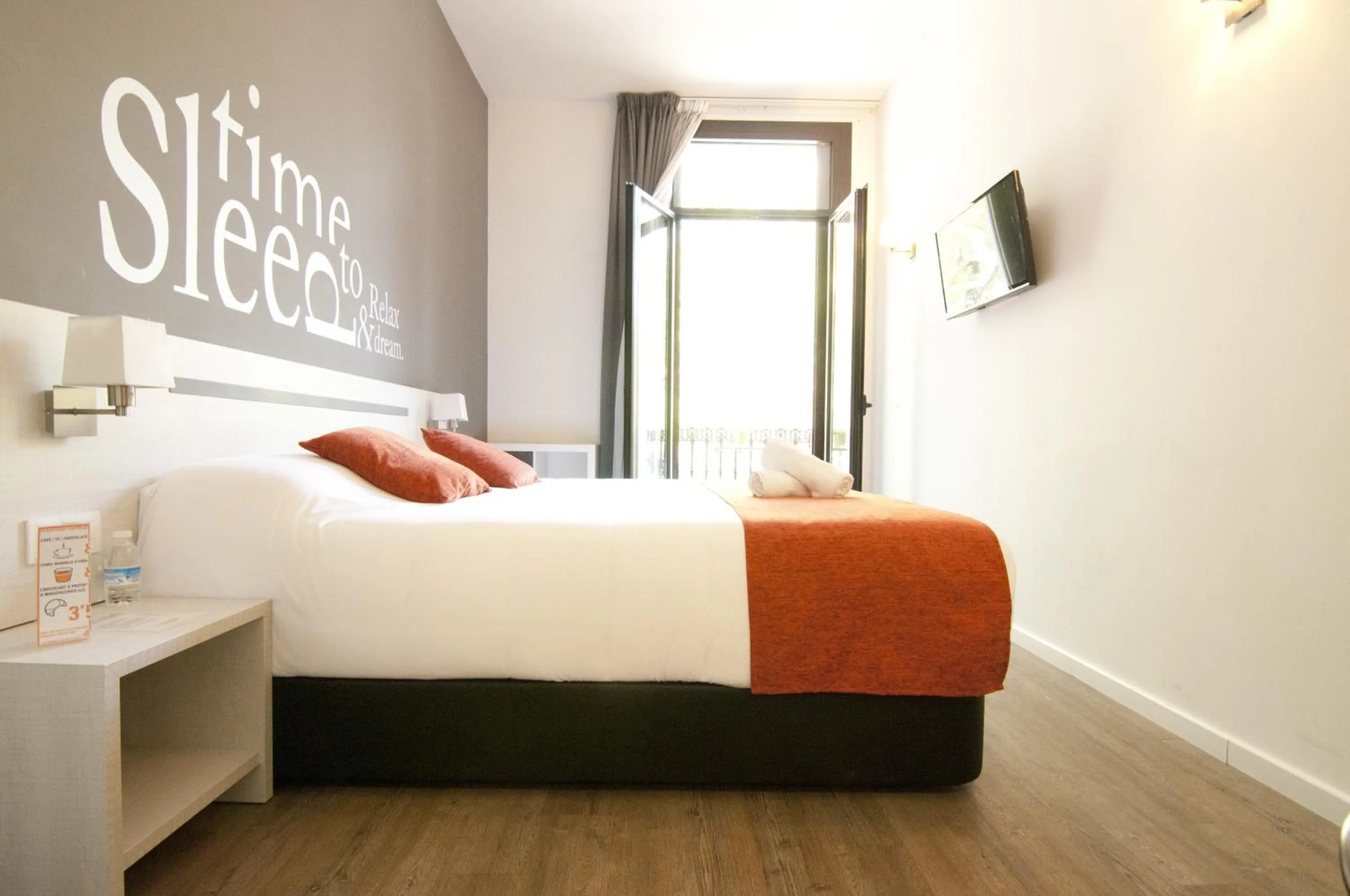 Balcony/Terrace, Bed in Hostal Live Barcelona