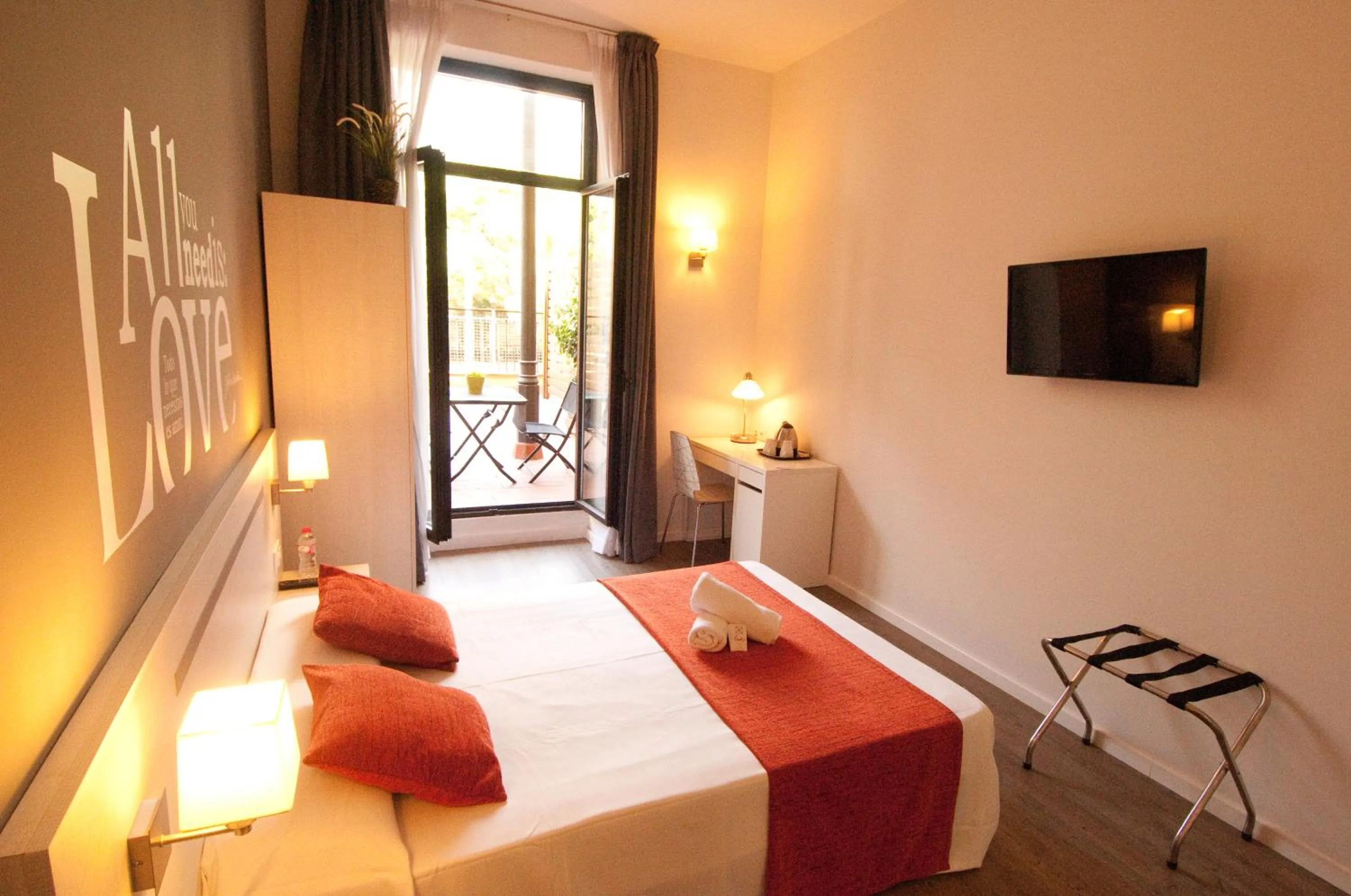 Balcony/Terrace, Bed in Hostal Live Barcelona