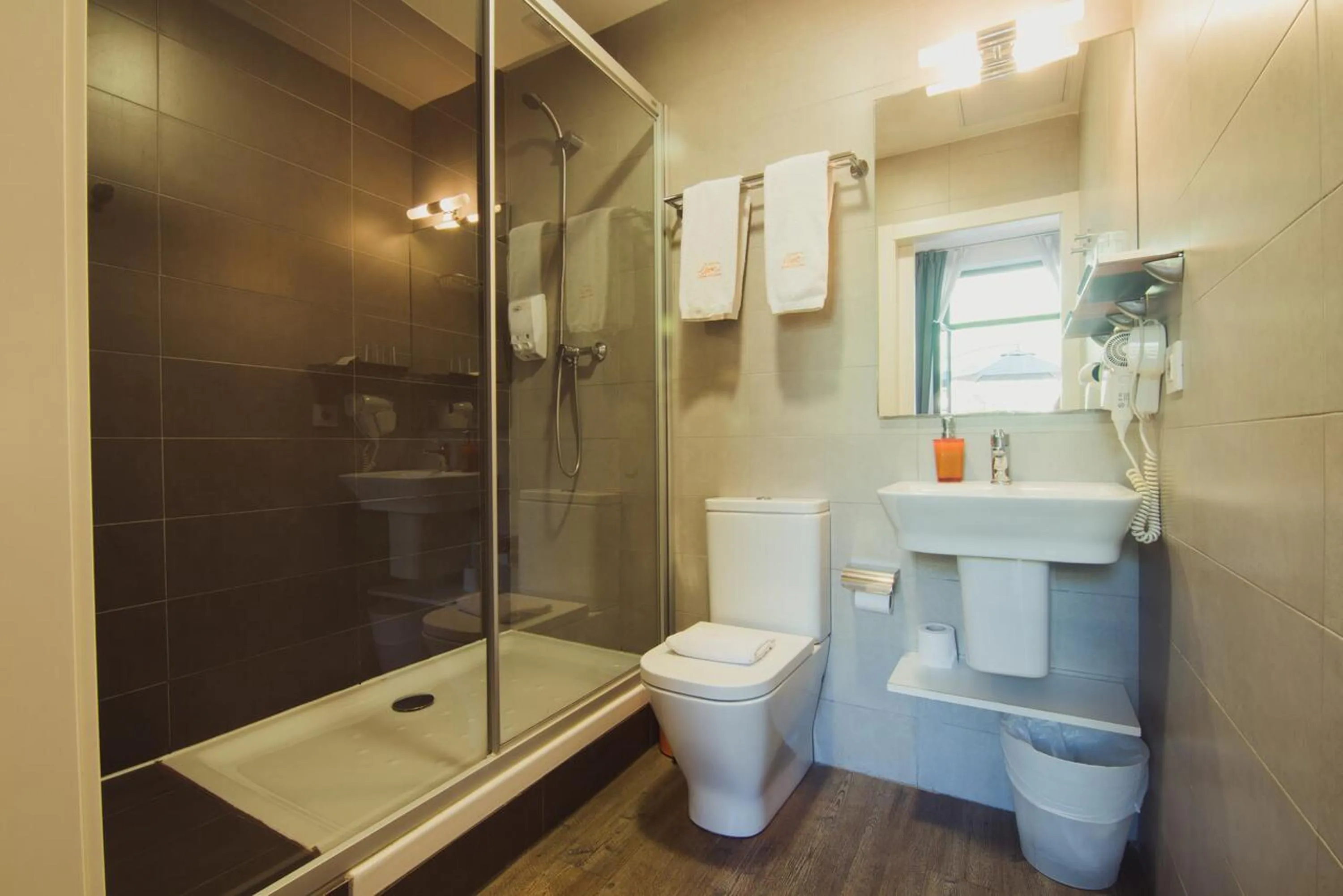 Bathroom in Hostal Live Barcelona