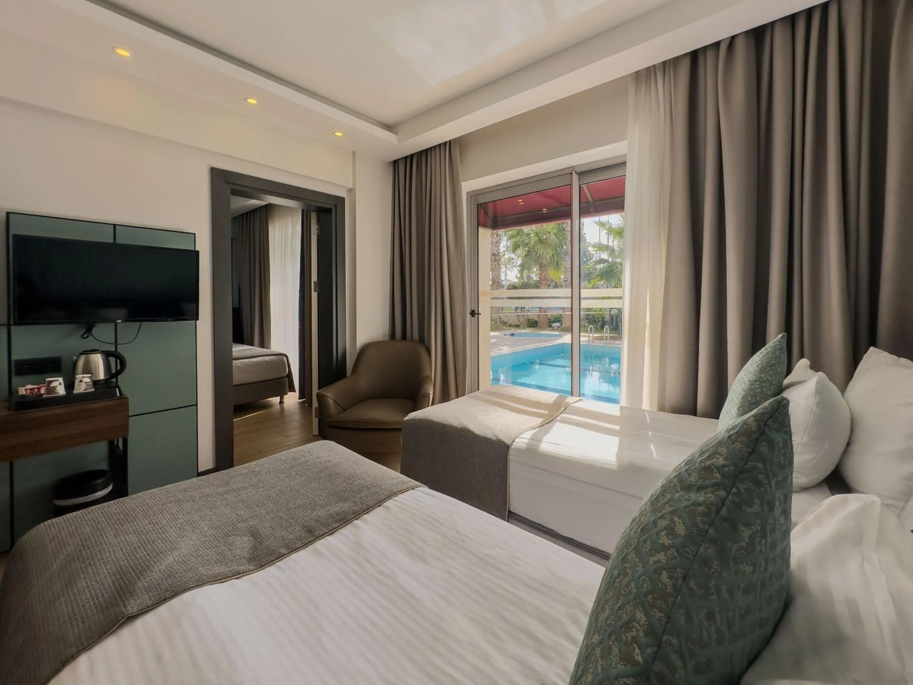 Photo of the whole room, Bed in Leaf Port Hotel