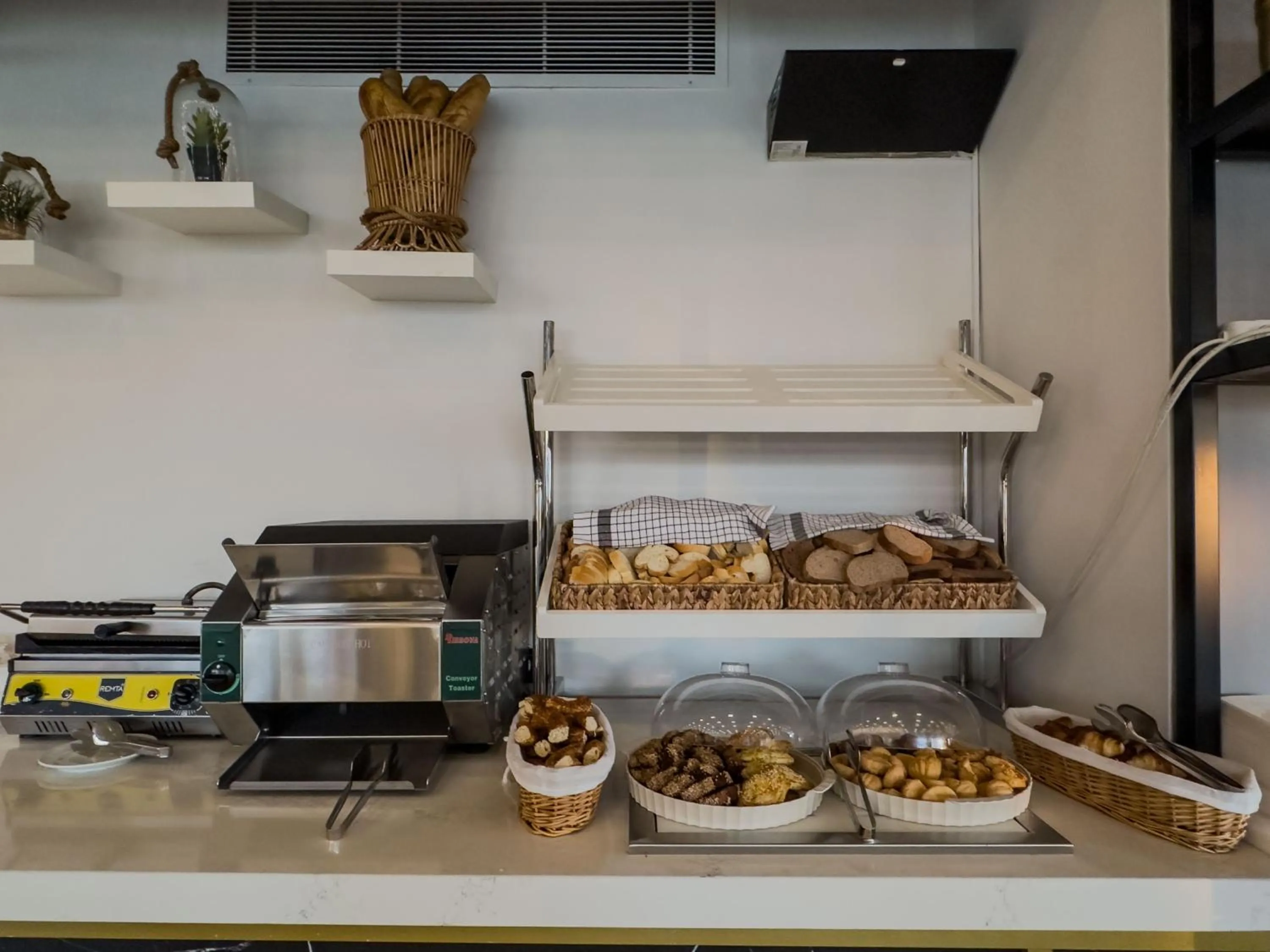 Restaurant/places to eat in Leaf Port Hotel