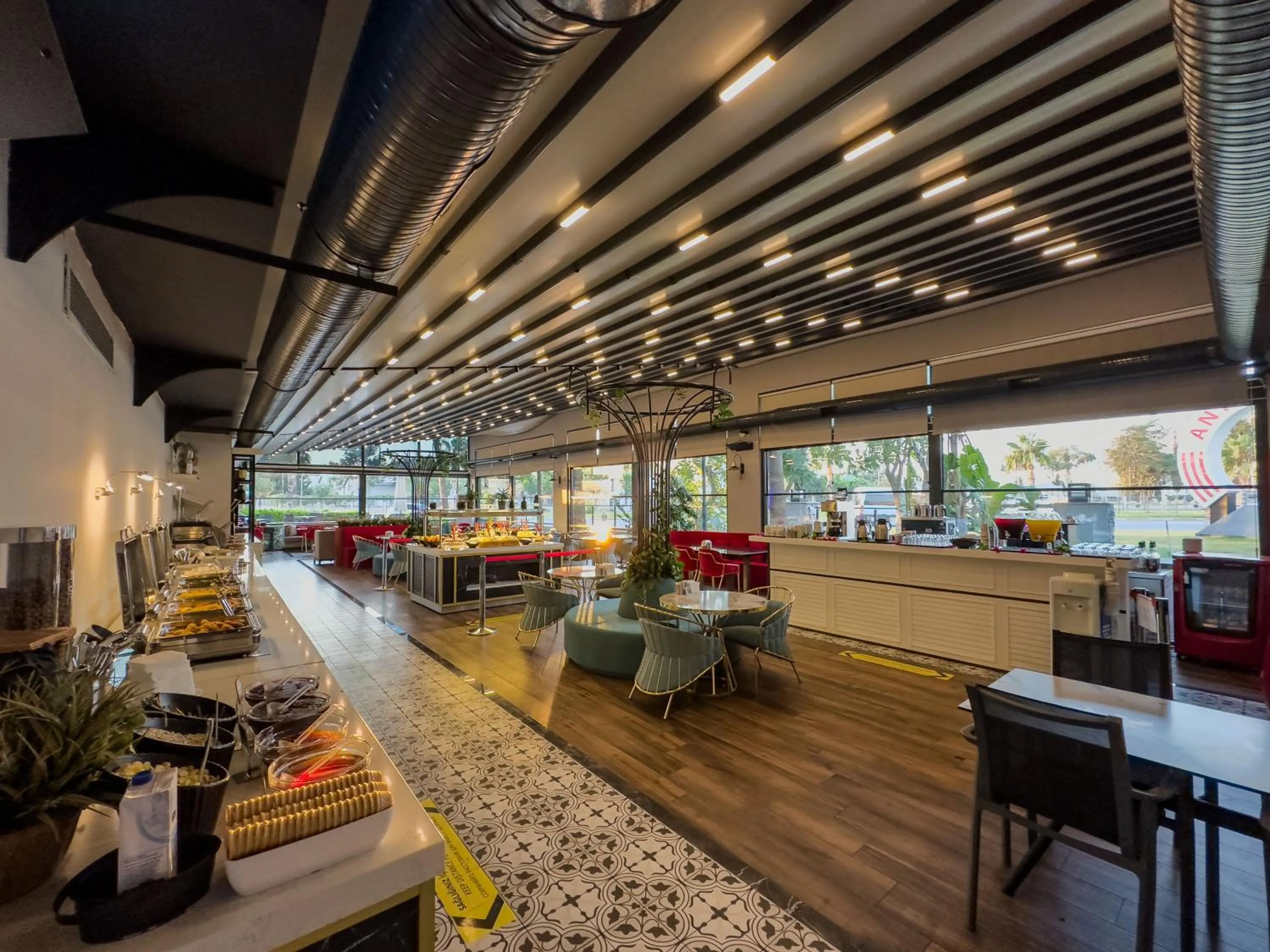 Restaurant/places to eat in Leaf Port Hotel