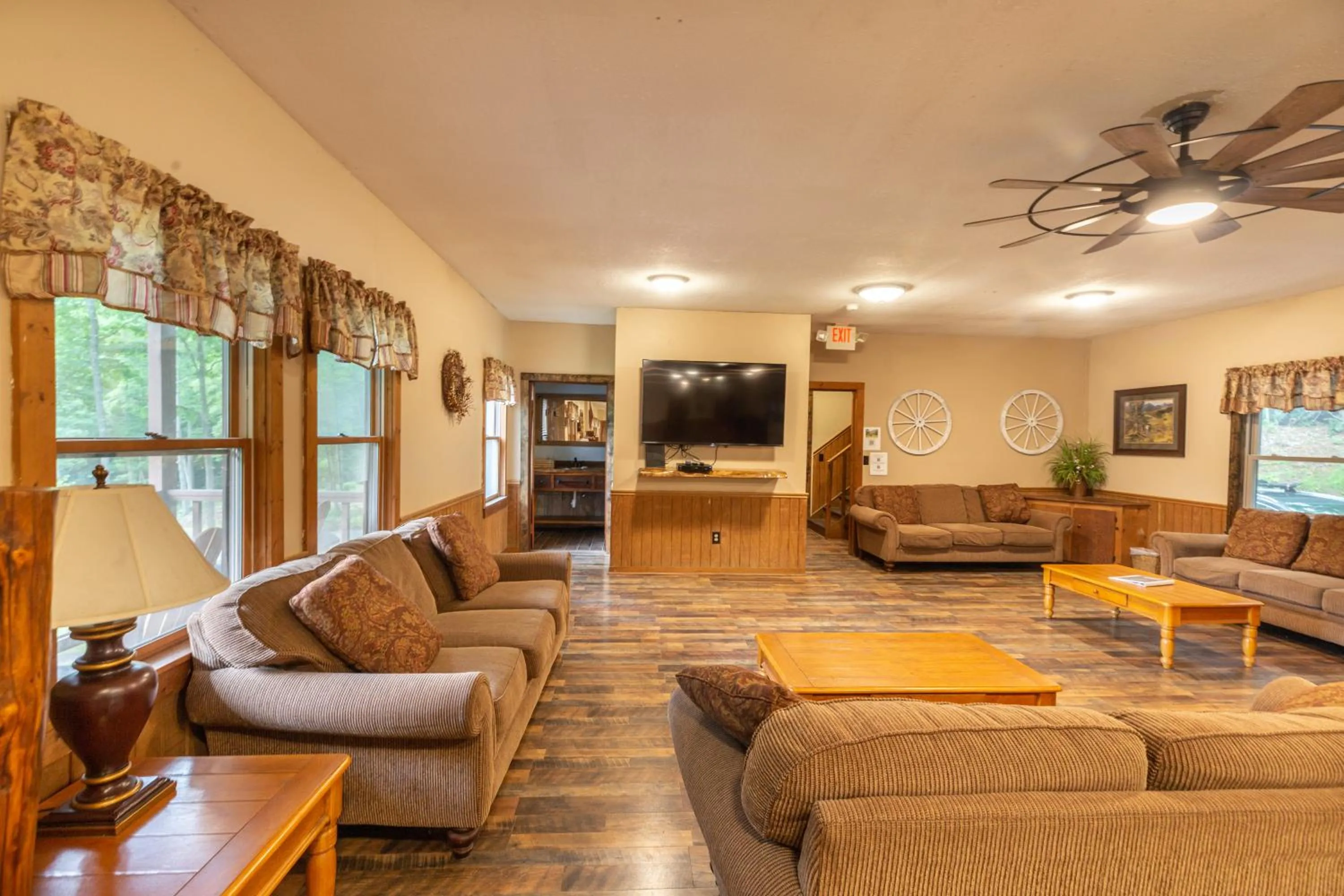 TV and multimedia in Springmaid Mountain Retreat & Stables