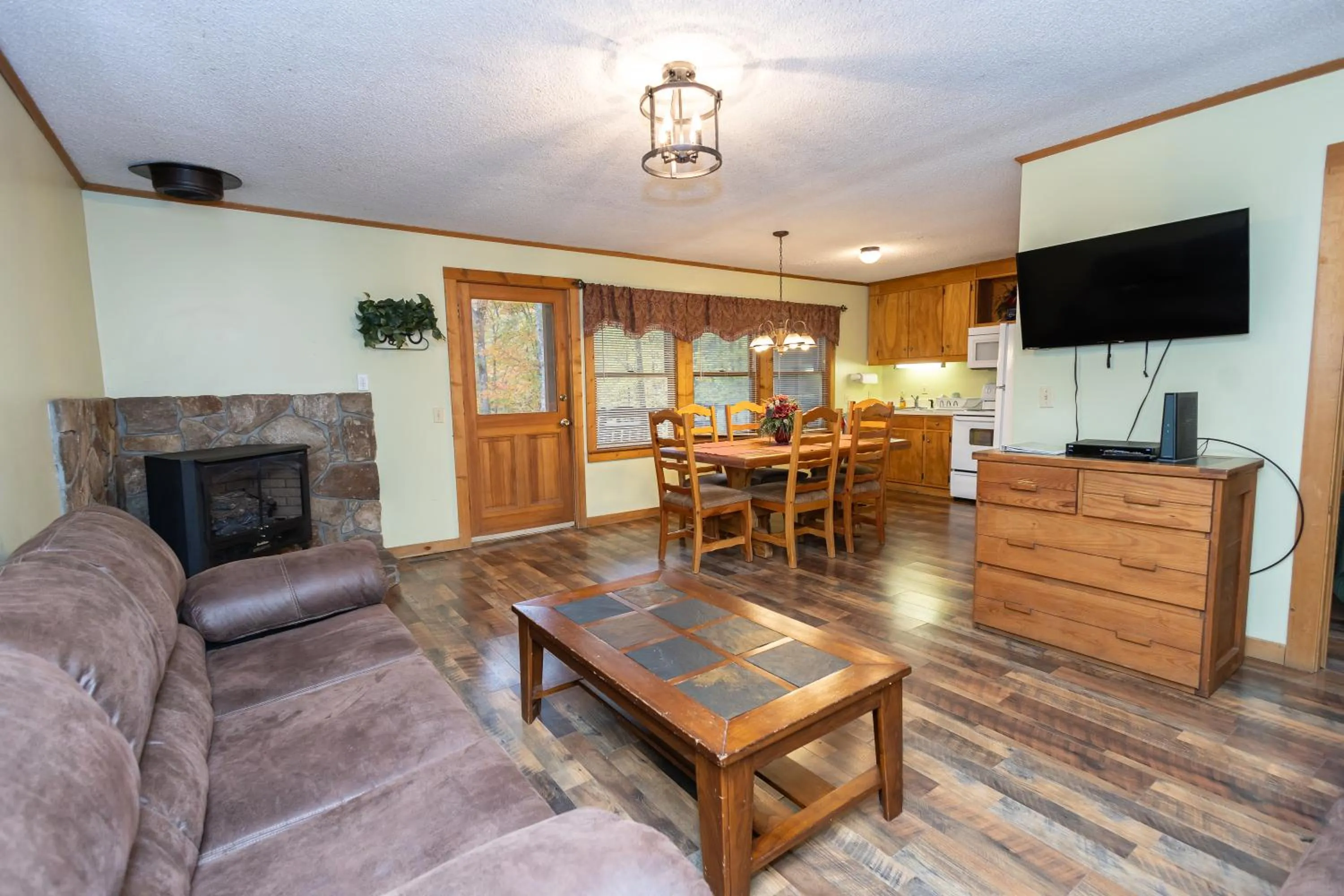 TV and multimedia in Springmaid Mountain Retreat & Stables