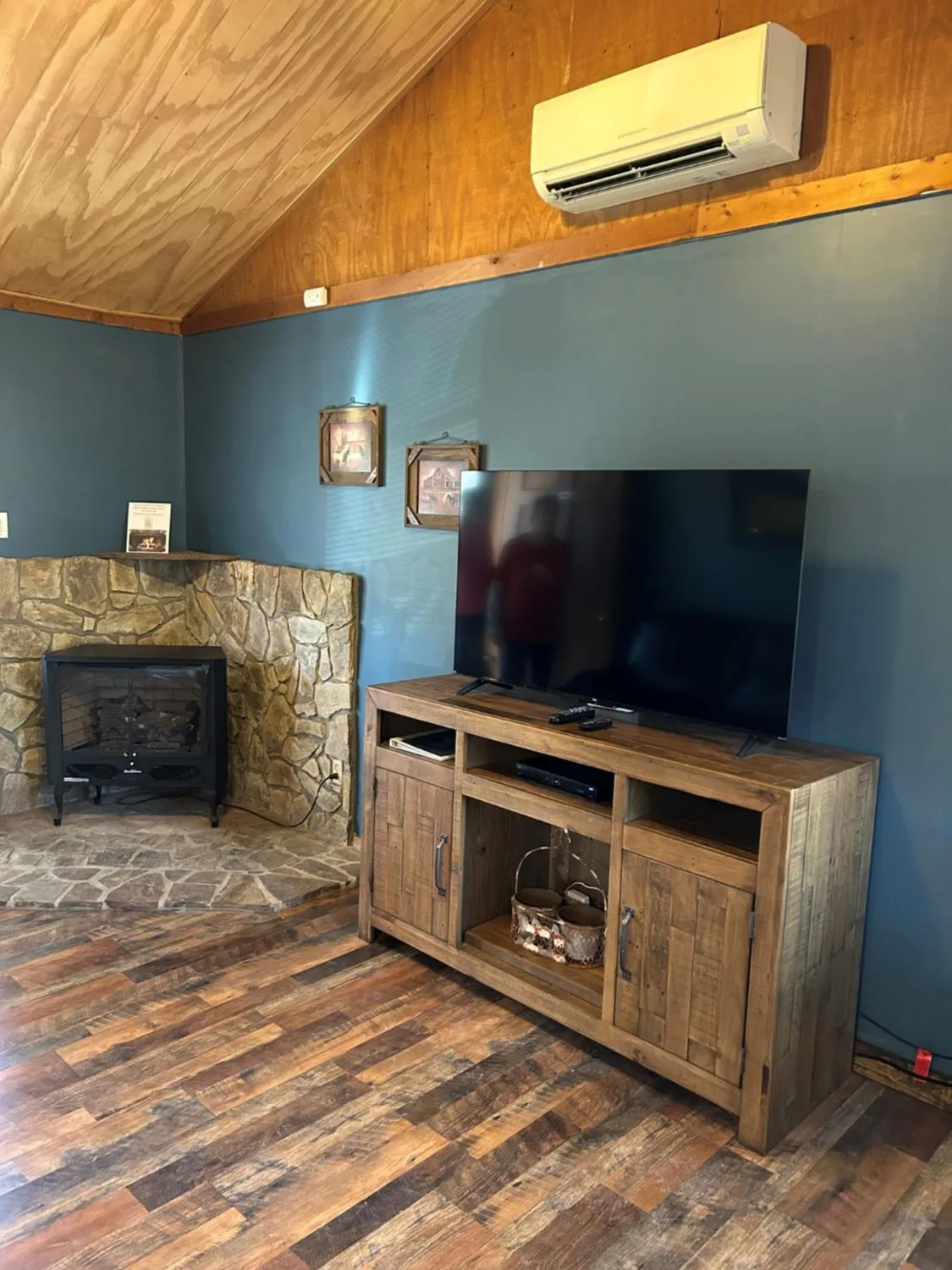 TV and multimedia in Springmaid Mountain Retreat & Stables
