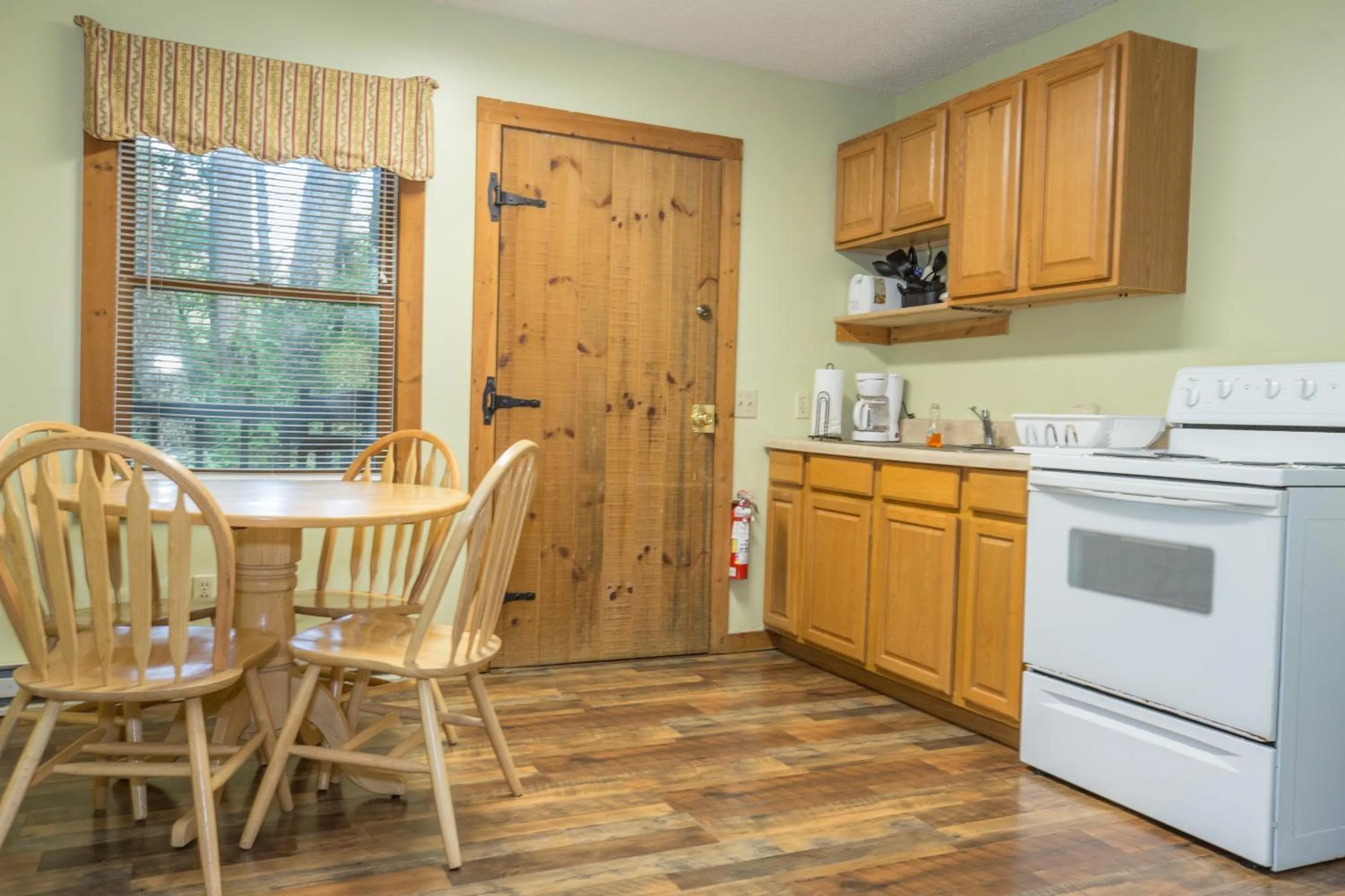 Kitchen or kitchenette in Springmaid Mountain Retreat & Stables