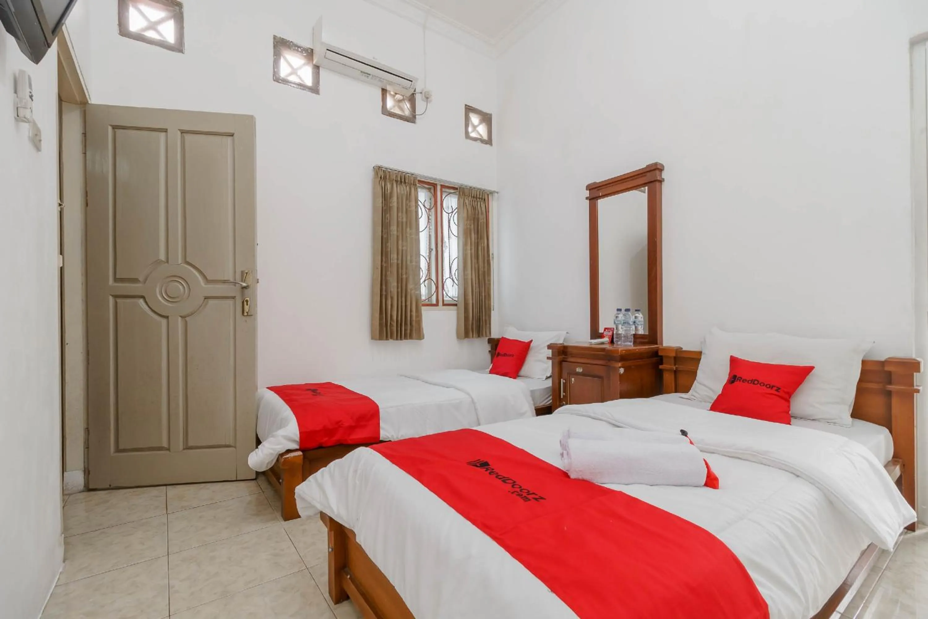 Bedroom, Bed in RedDoorz Syariah near Watervang Lubuk Linggau 2