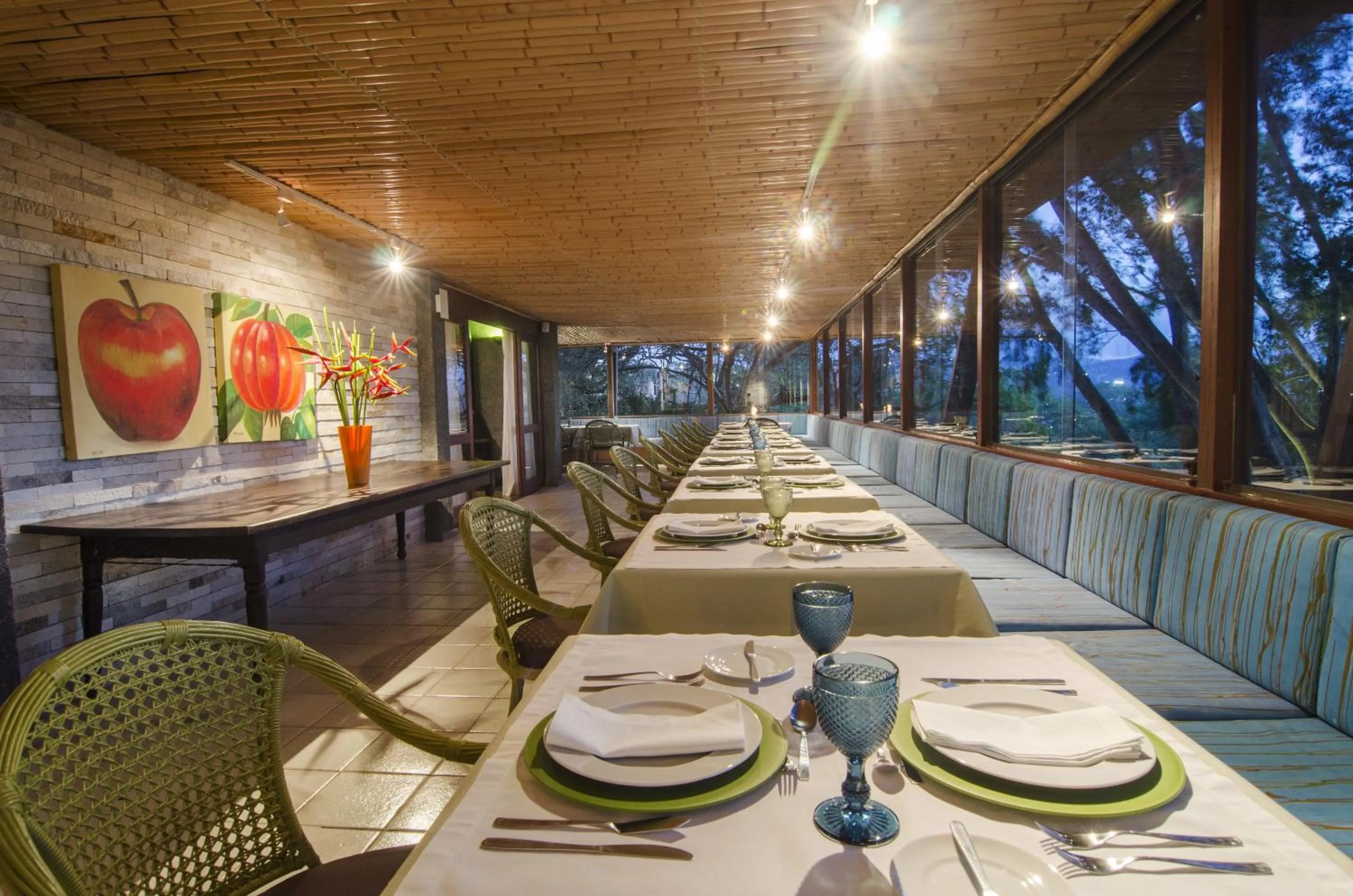 Restaurant/places to eat in Oasis Hotel Spa