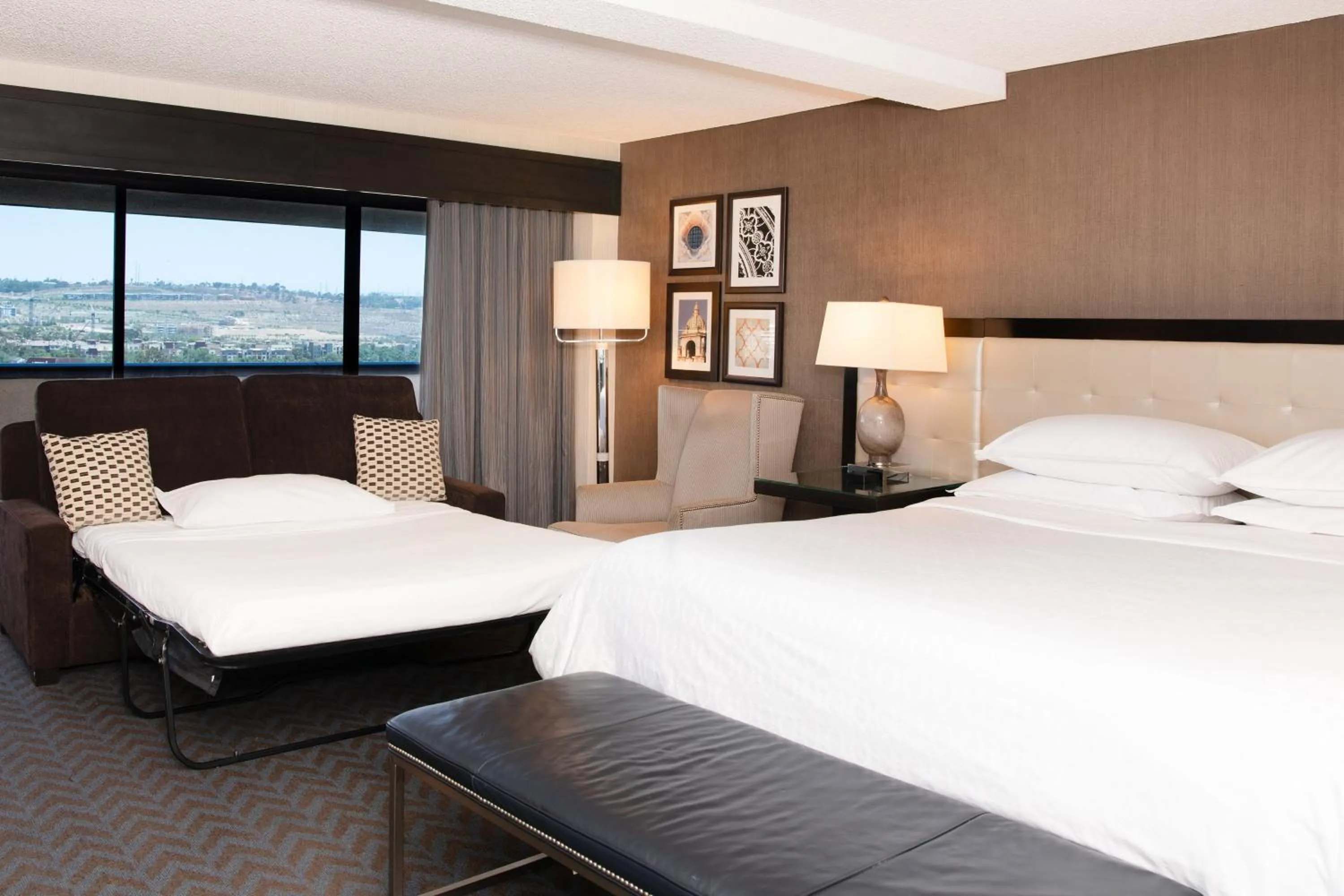 Photo of the whole room, Bed in Sheraton Mission Valley San Diego Hotel