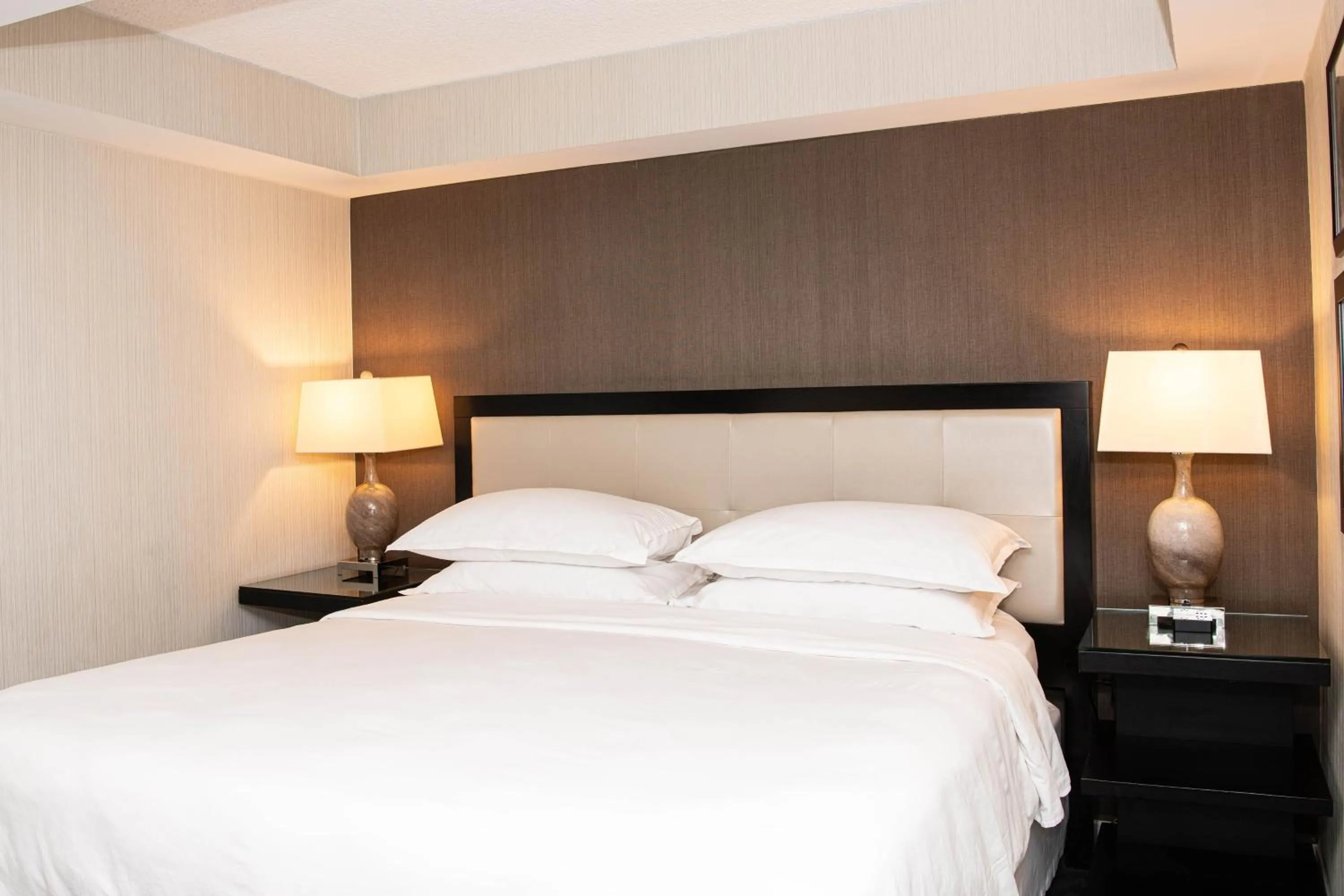 Photo of the whole room, Bed in Sheraton Mission Valley San Diego Hotel