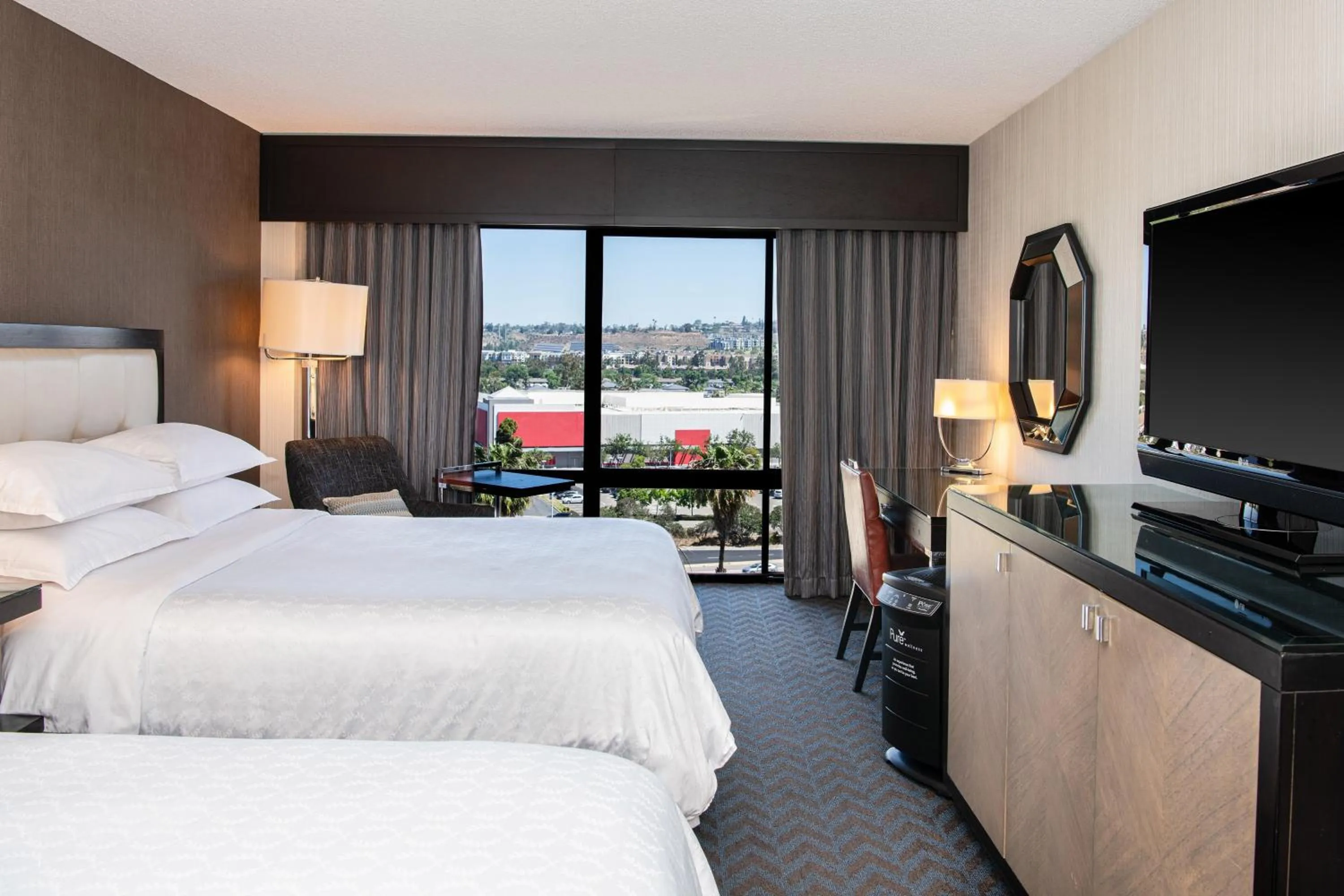 Photo of the whole room, Bed in Sheraton Mission Valley San Diego Hotel