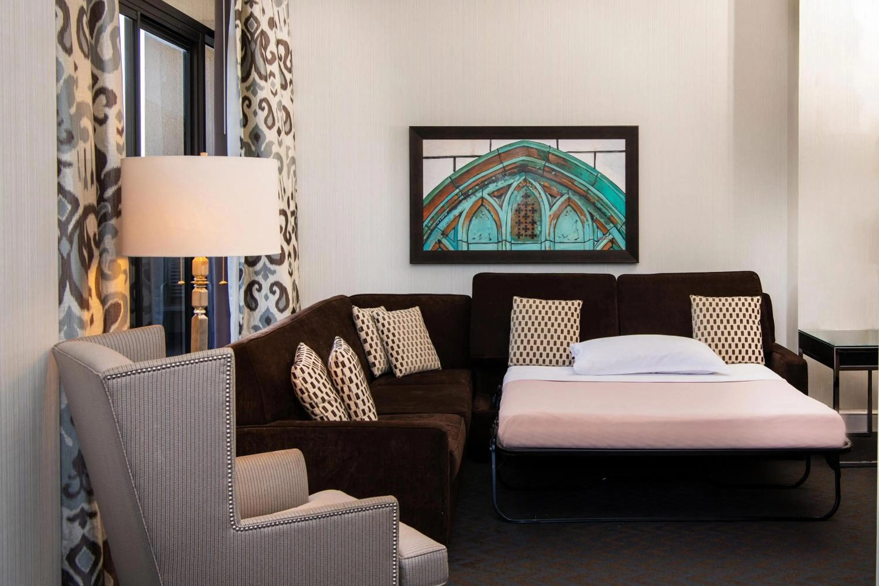 Living room, Bed in Sheraton Mission Valley San Diego Hotel