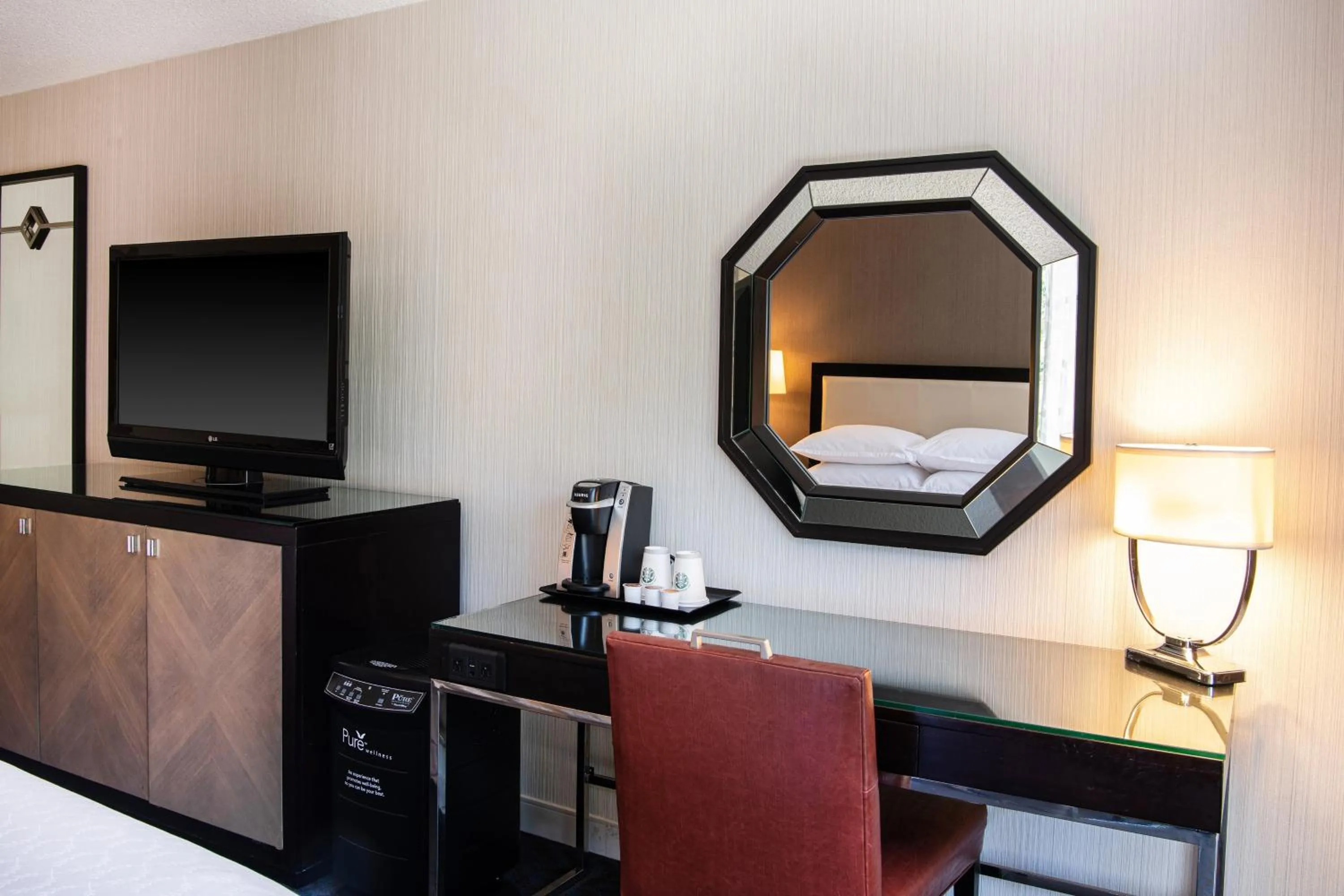 Photo of the whole room, Bed in Sheraton Mission Valley San Diego Hotel