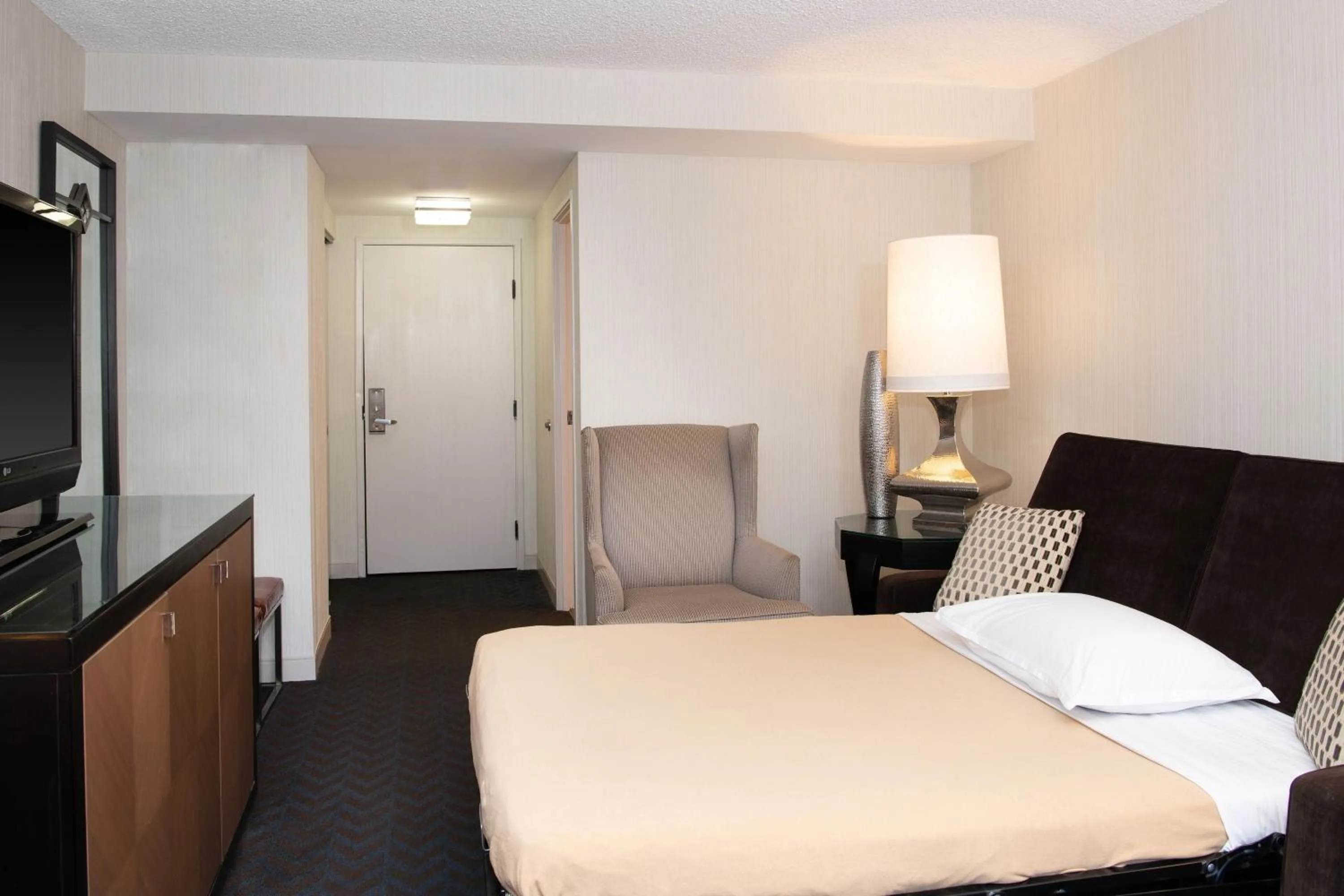 Photo of the whole room, Bed in Sheraton Mission Valley San Diego Hotel