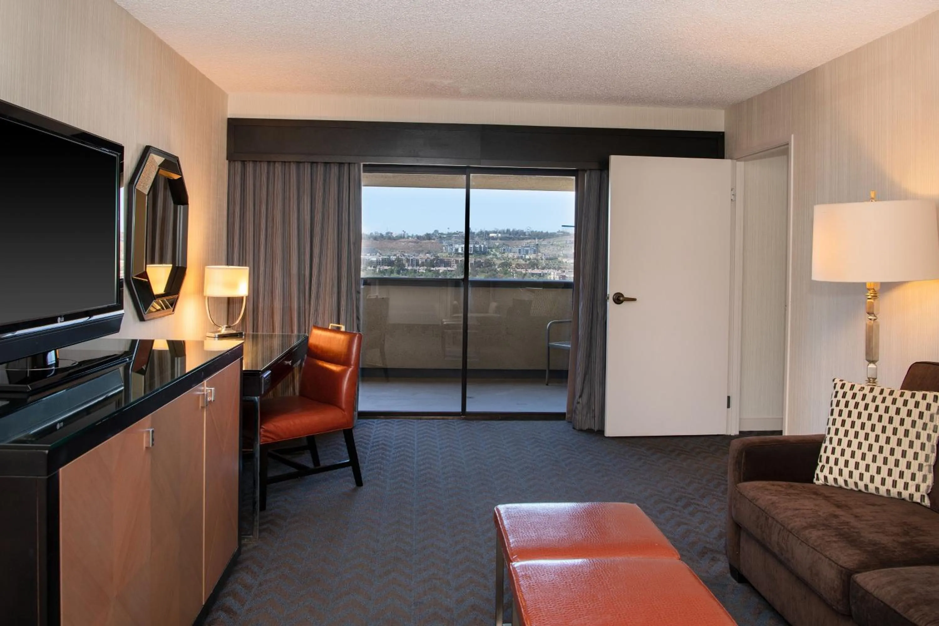 Living room in Sheraton Mission Valley San Diego Hotel