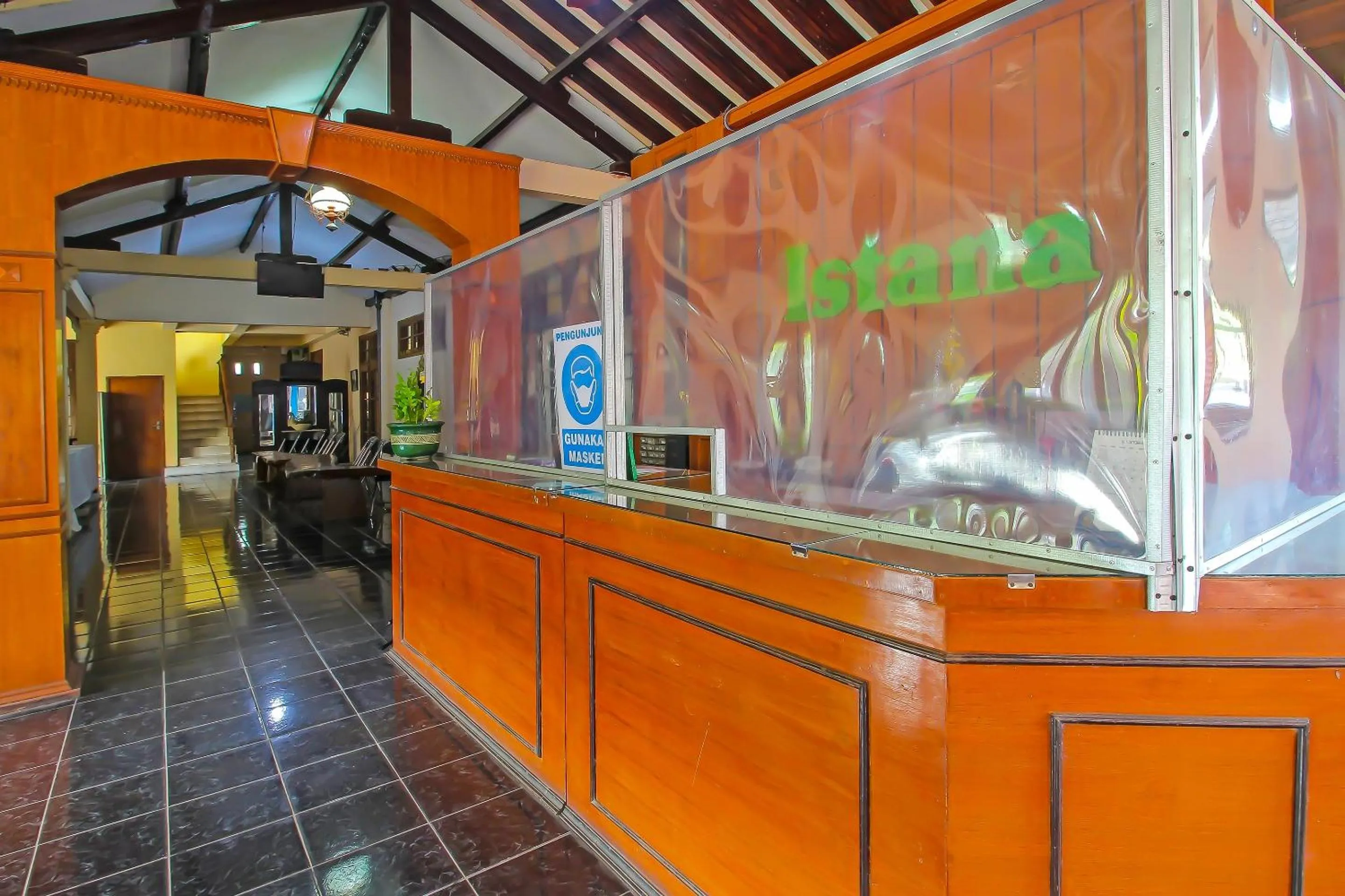 Lobby or reception in OYO 1984 Hotel Istana Family Syariah