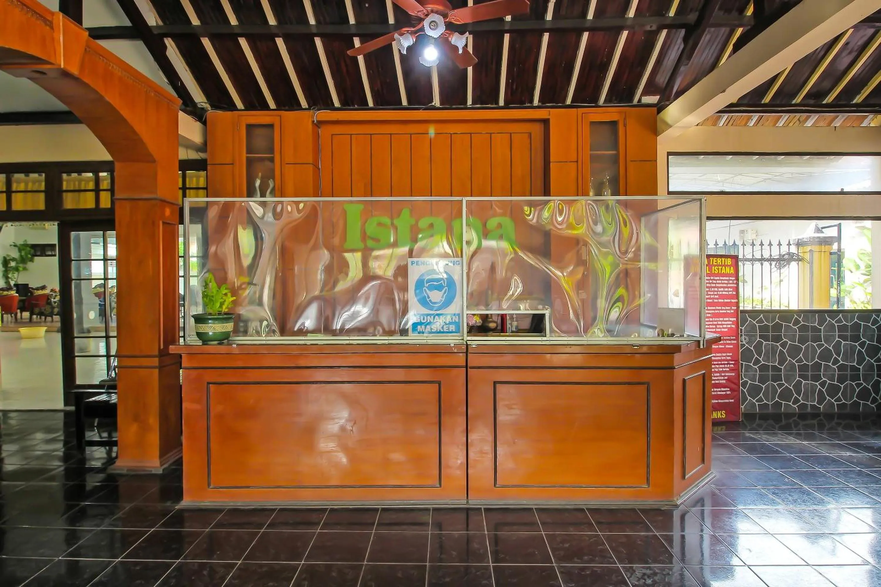 Lobby or reception in OYO 1984 Hotel Istana Family Syariah