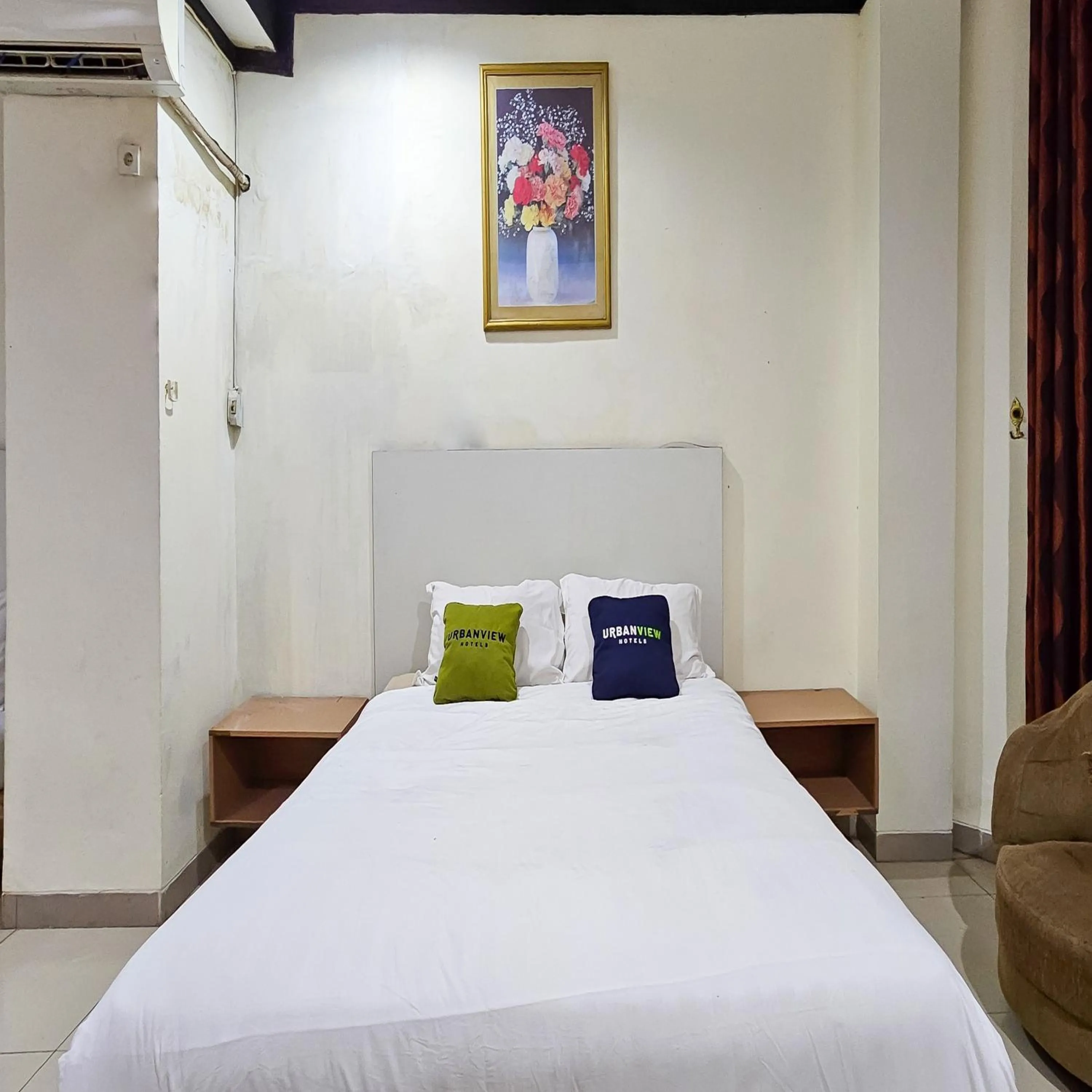 Bedroom, Bed in Urbanview Hotel Kharisma Banjarmasin