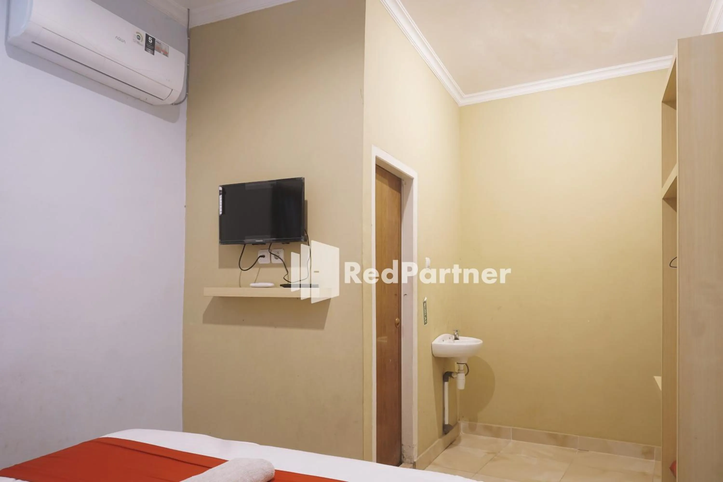 Bedroom, Bed in Tassa Homestay Syariah Mitra RedDoorz