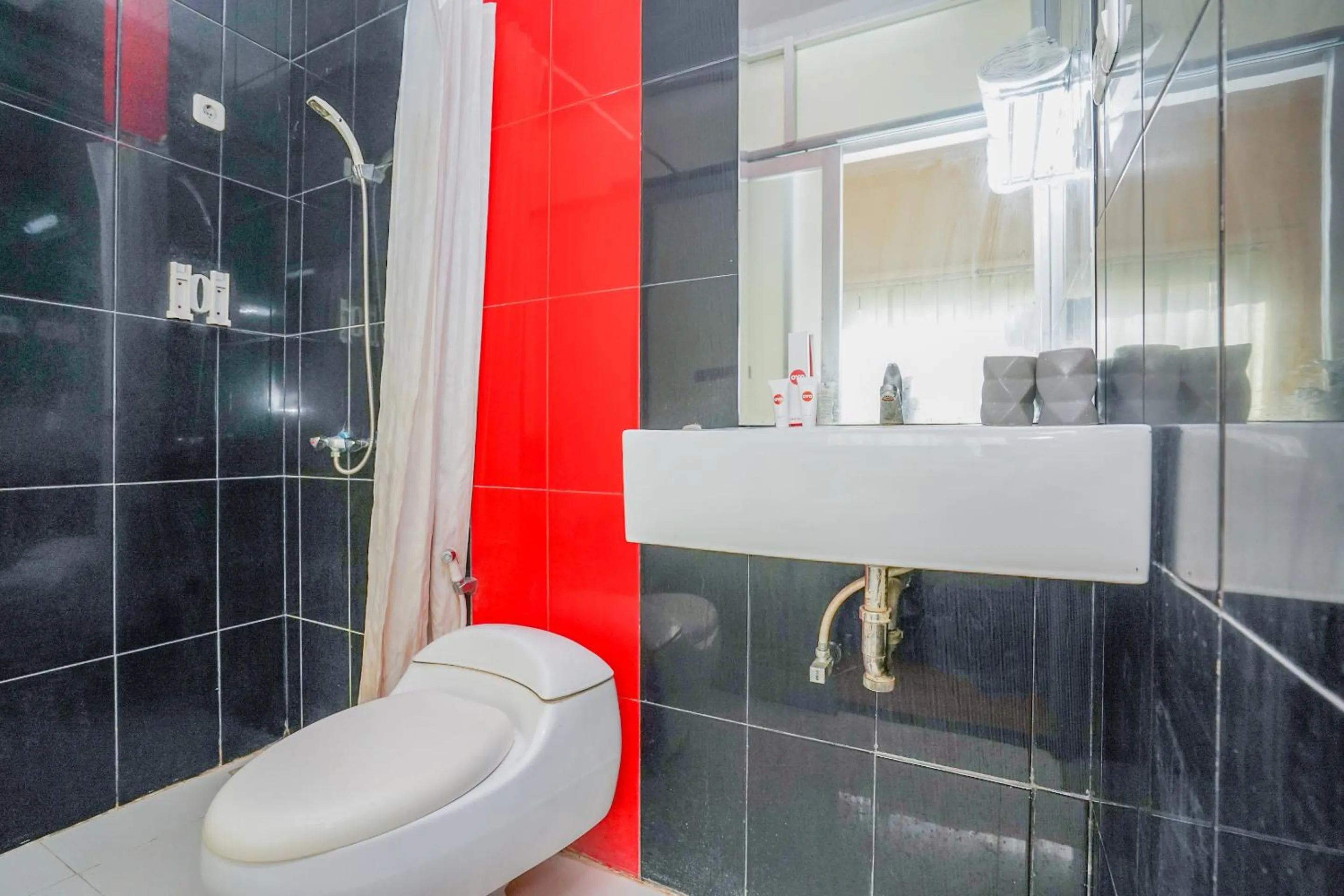 Bathroom in OYO 1956 Kana Family Residence