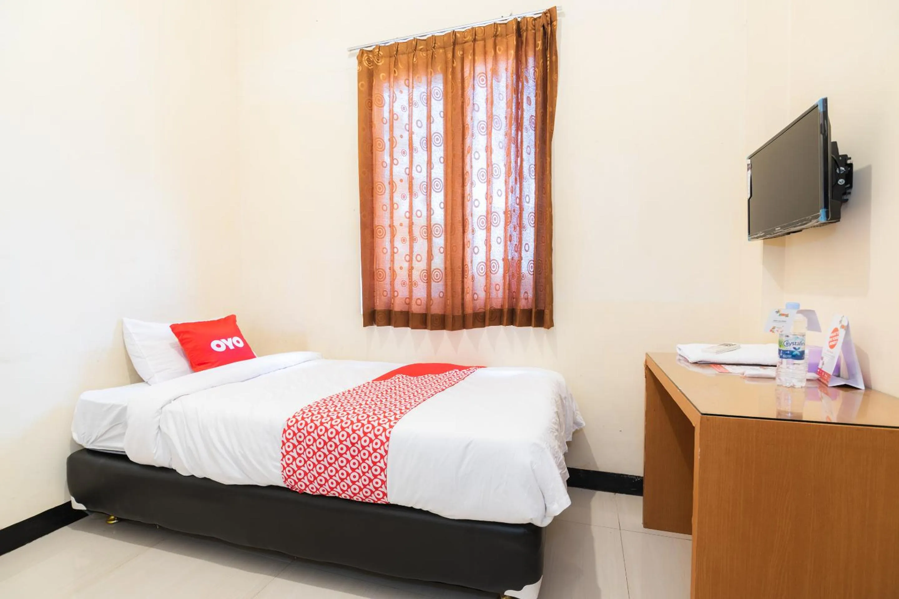 Bedroom, TV/Entertainment Center in OYO 1956 Kana Family Residence
