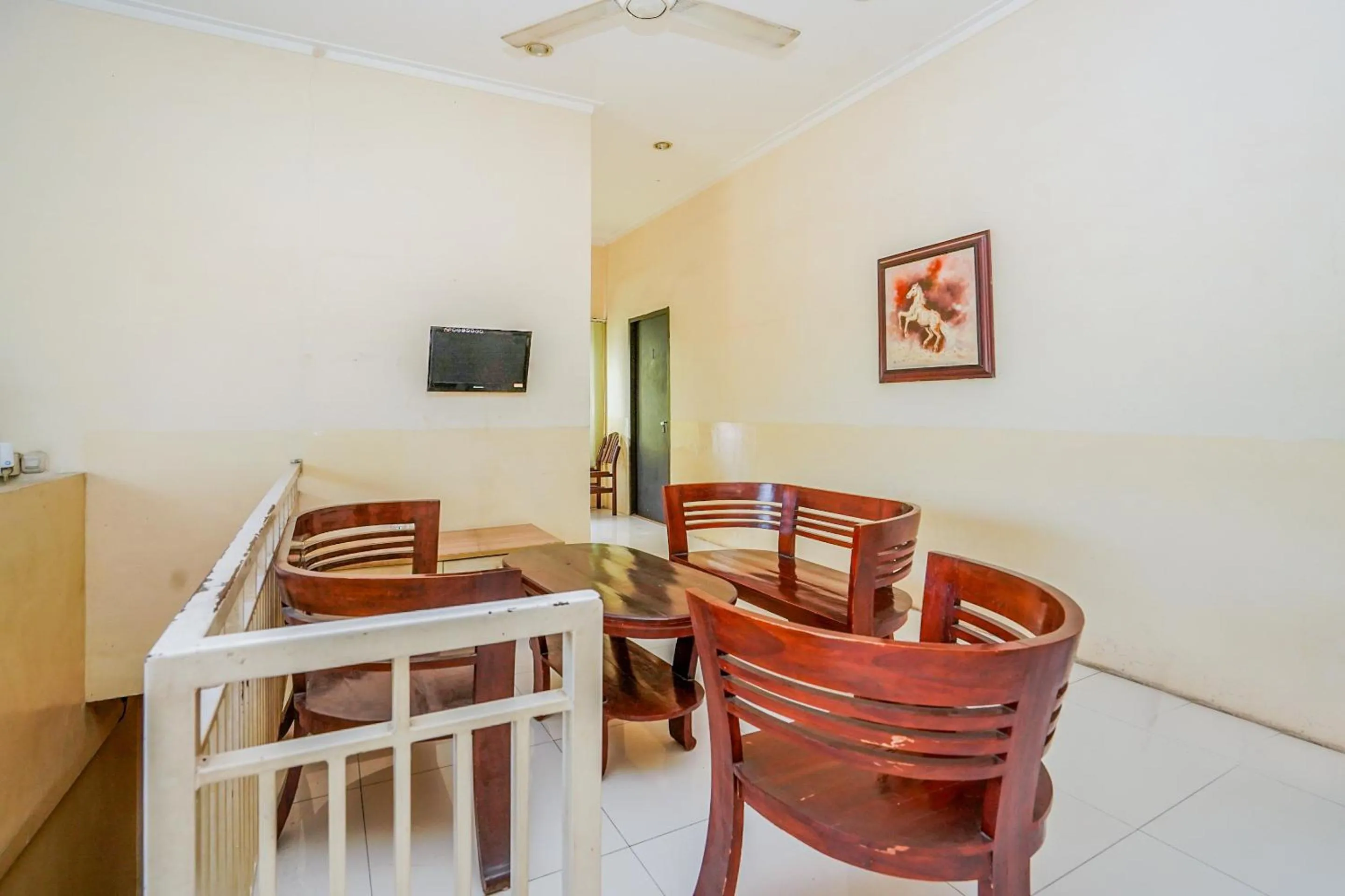 Lobby or reception, Dining Area in OYO 1956 Kana Family Residence