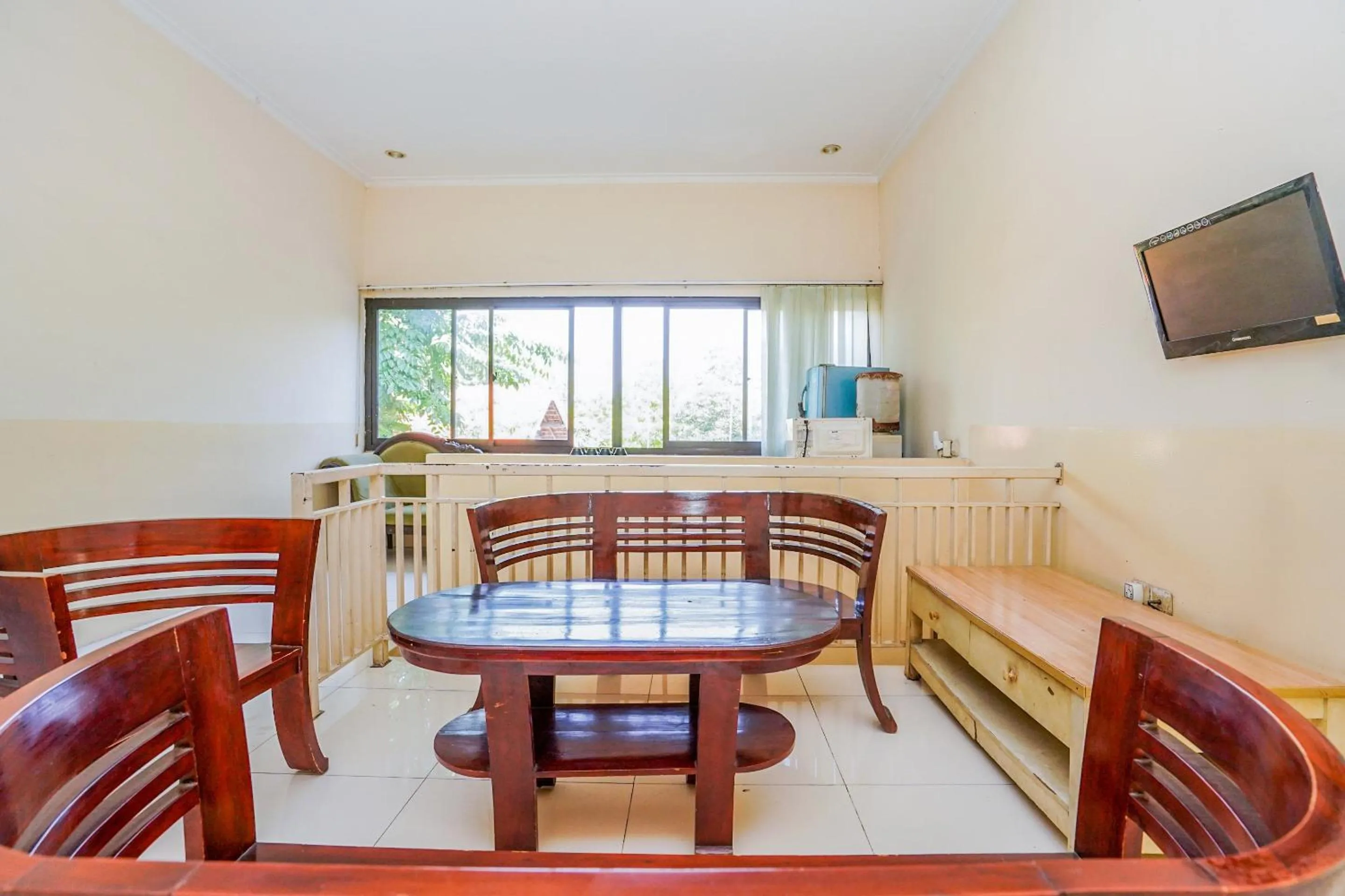 Lobby or reception, Dining Area in OYO 1956 Kana Family Residence