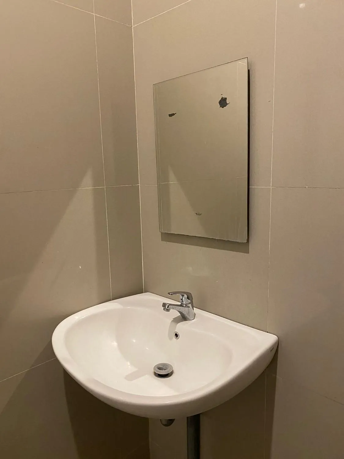 Bathroom in RedDoorz At Sukomanunggal Surabaya