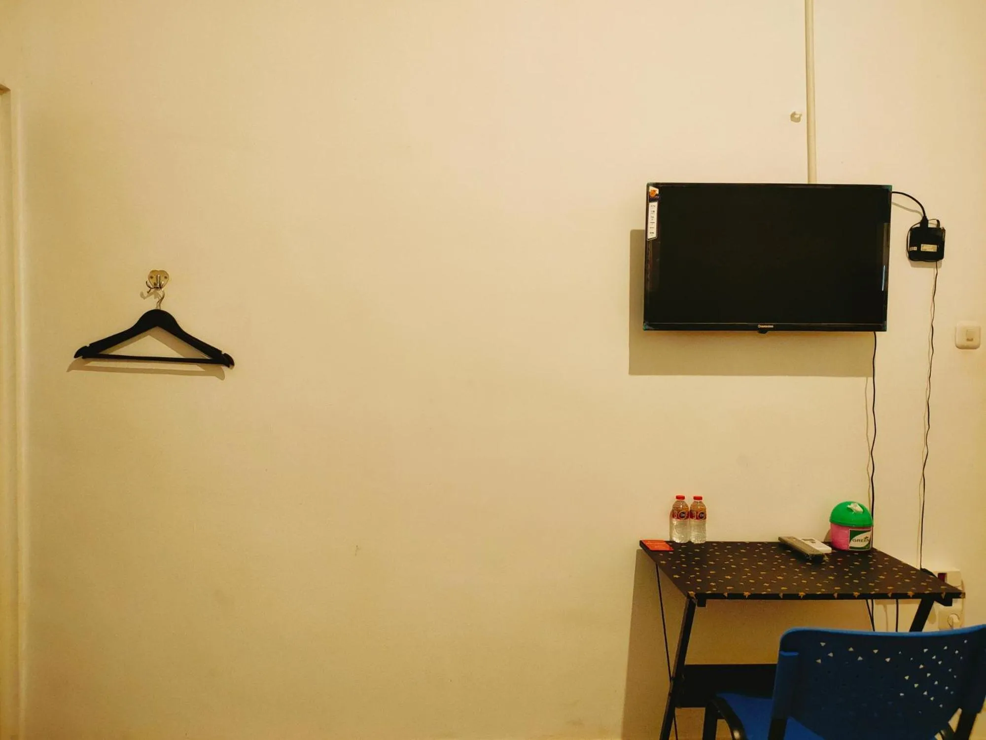 TV and multimedia in RedDoorz At Sukomanunggal Surabaya