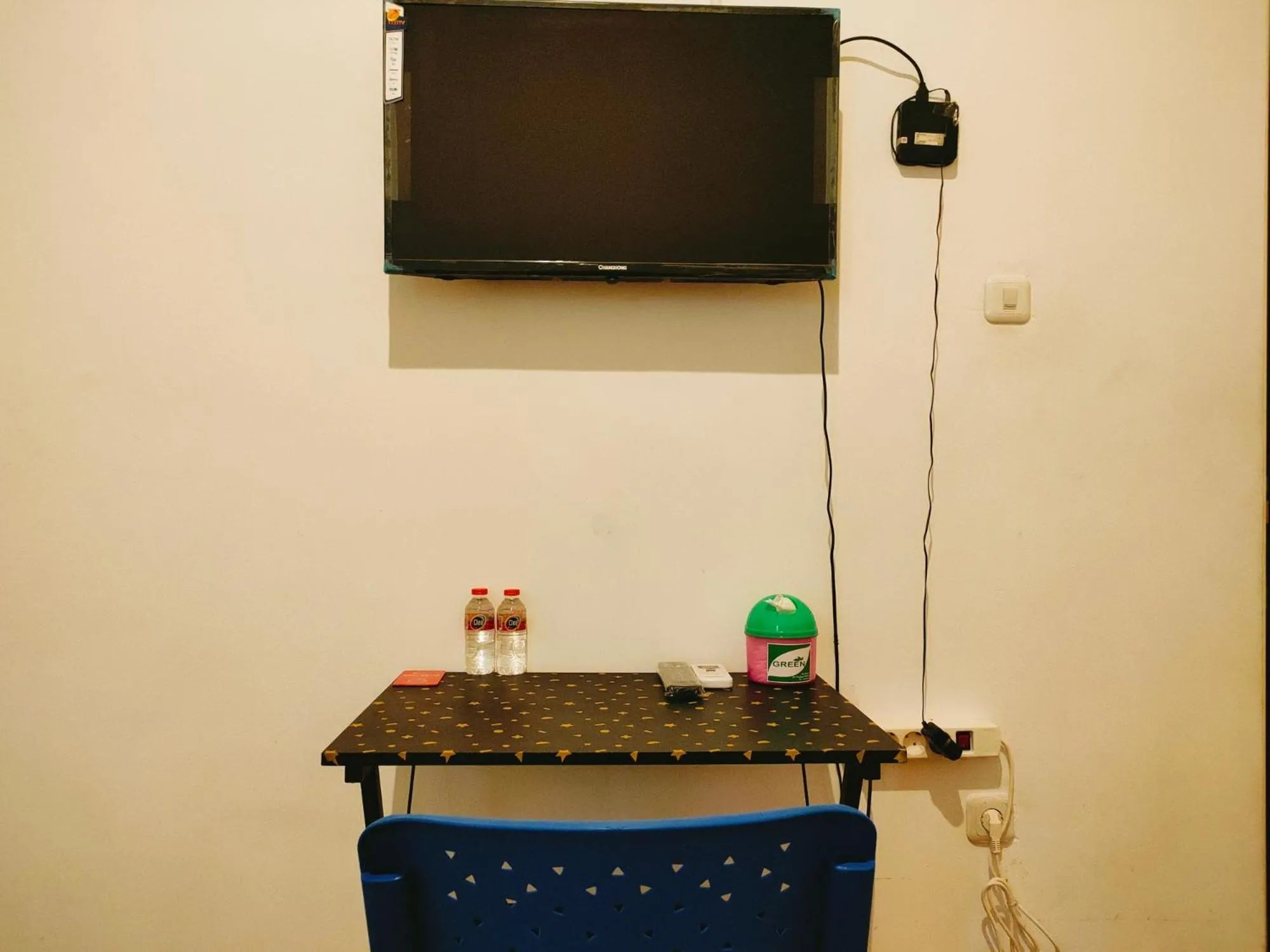 TV and multimedia in RedDoorz At Sukomanunggal Surabaya