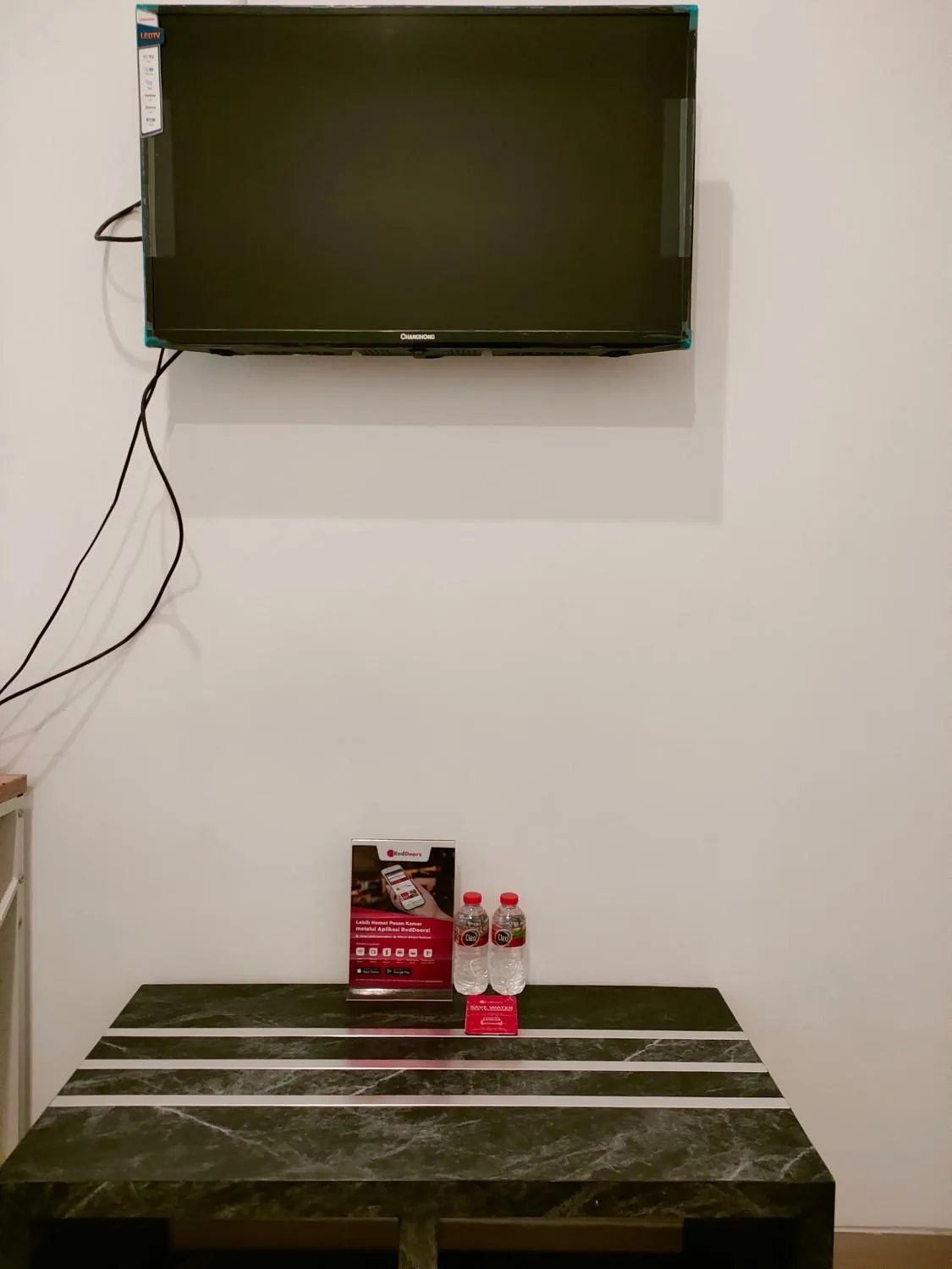 TV and multimedia in RedDoorz At Sukomanunggal Surabaya