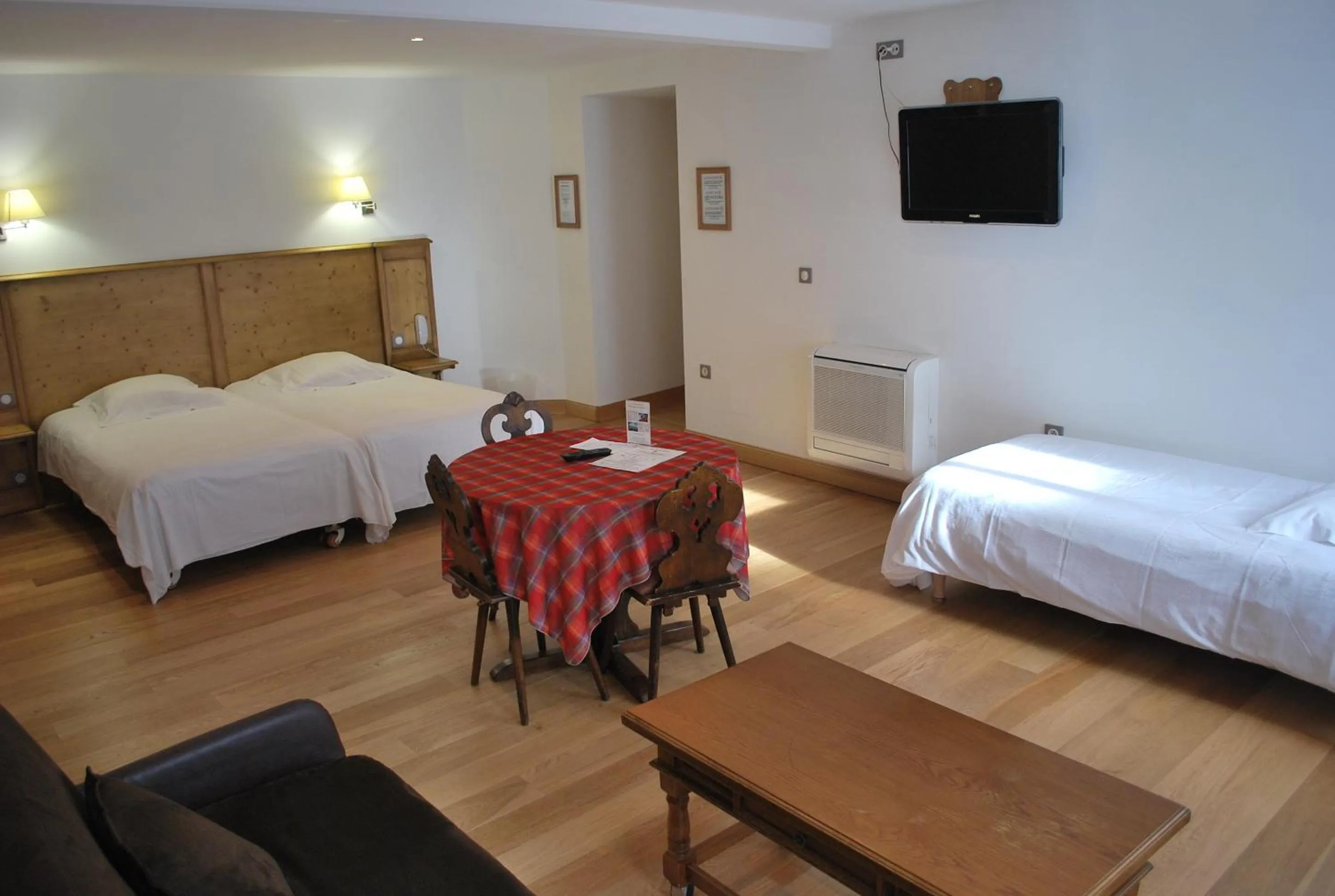 Photo of the whole room, Bed in Logis Hôtel Restaurant Kleiber