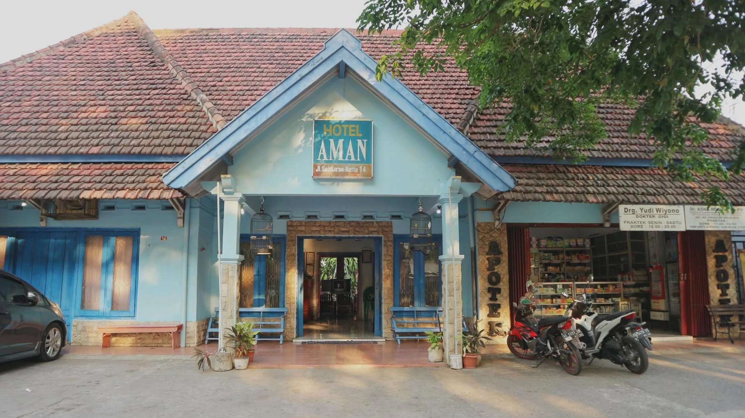 Facade/entrance in OYO Life 1972 Aman Family Inn Syariah